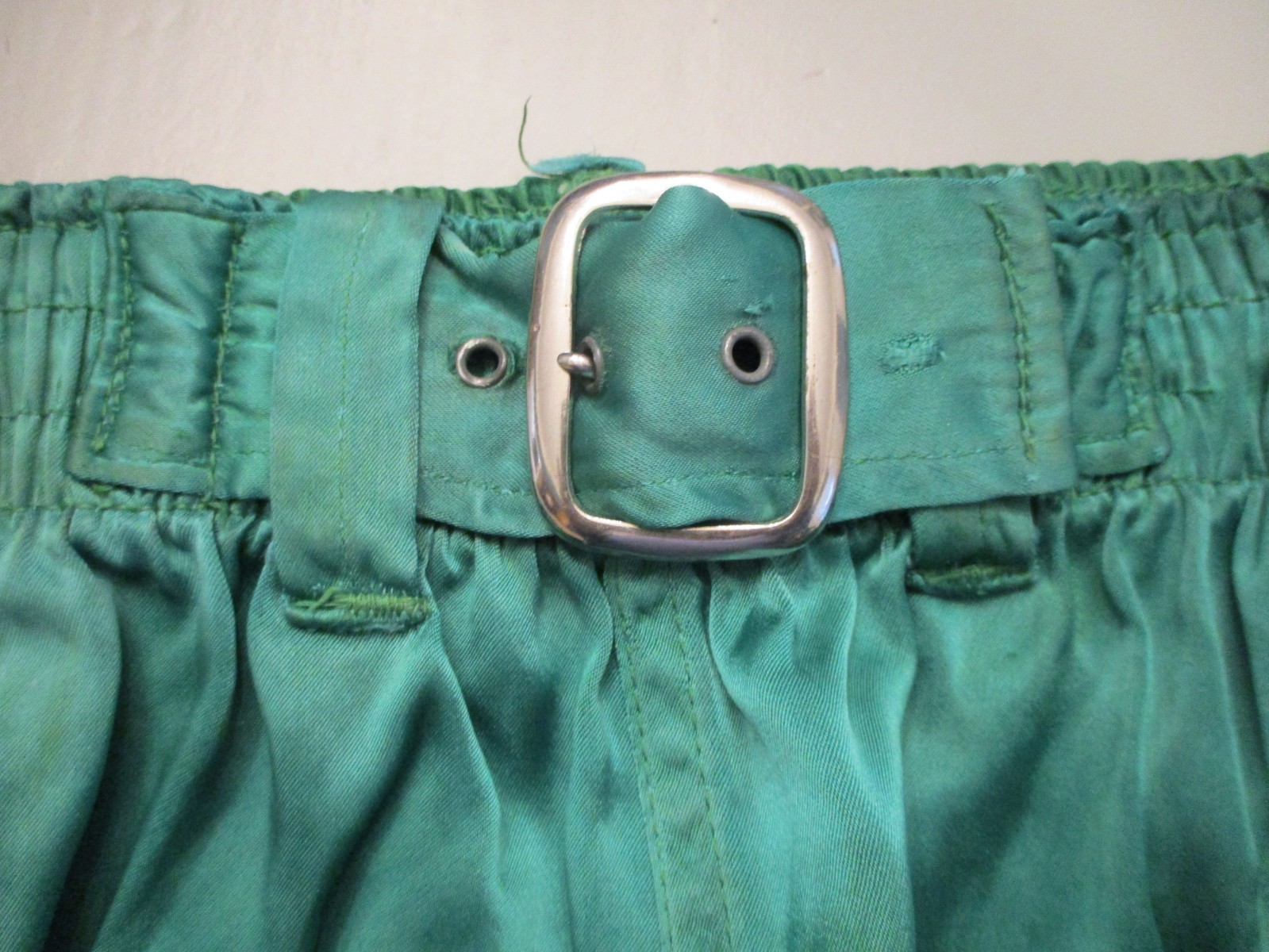 VINTAGE 1940s PADDED BASKETBALL GYM SHORTS SATIN -BUILT IN BELT-GREEN/GOLD/WHITE