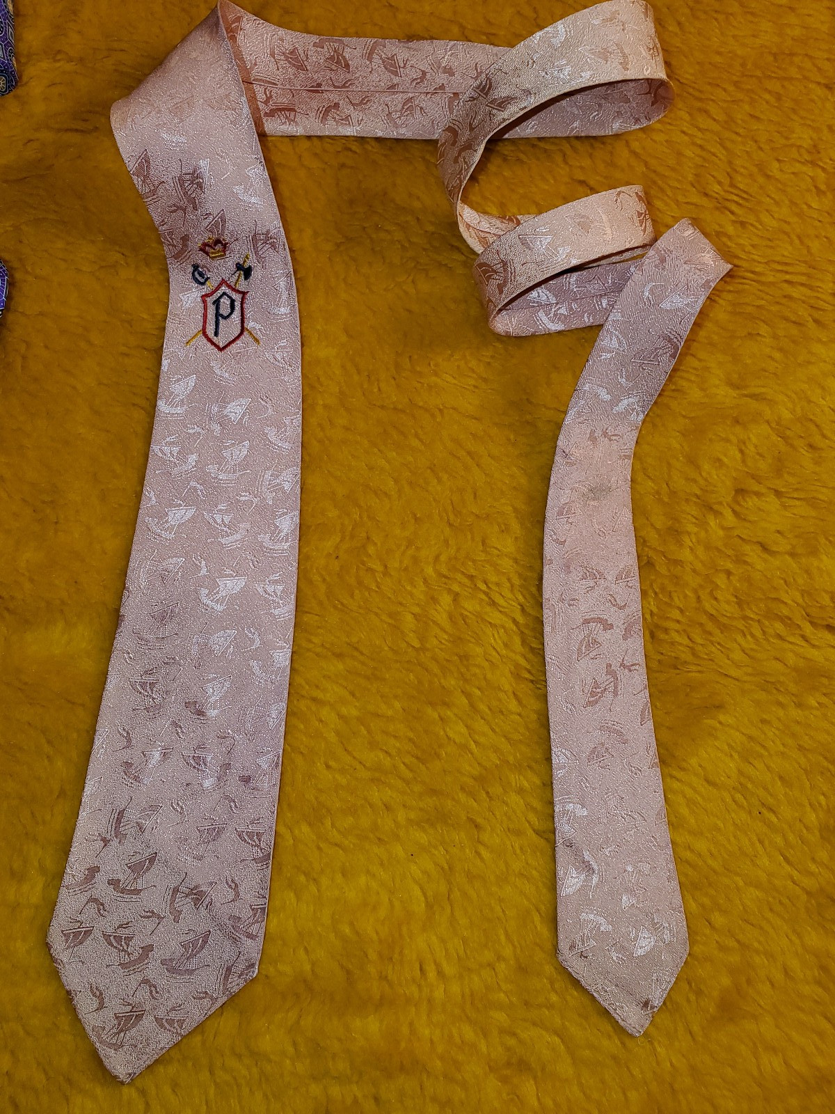 1950s 1960s VINTAGE ~ SLIM SKINNY MENS TIE ~ INITIAL MONOGRAM ~ “P” ~ 53″