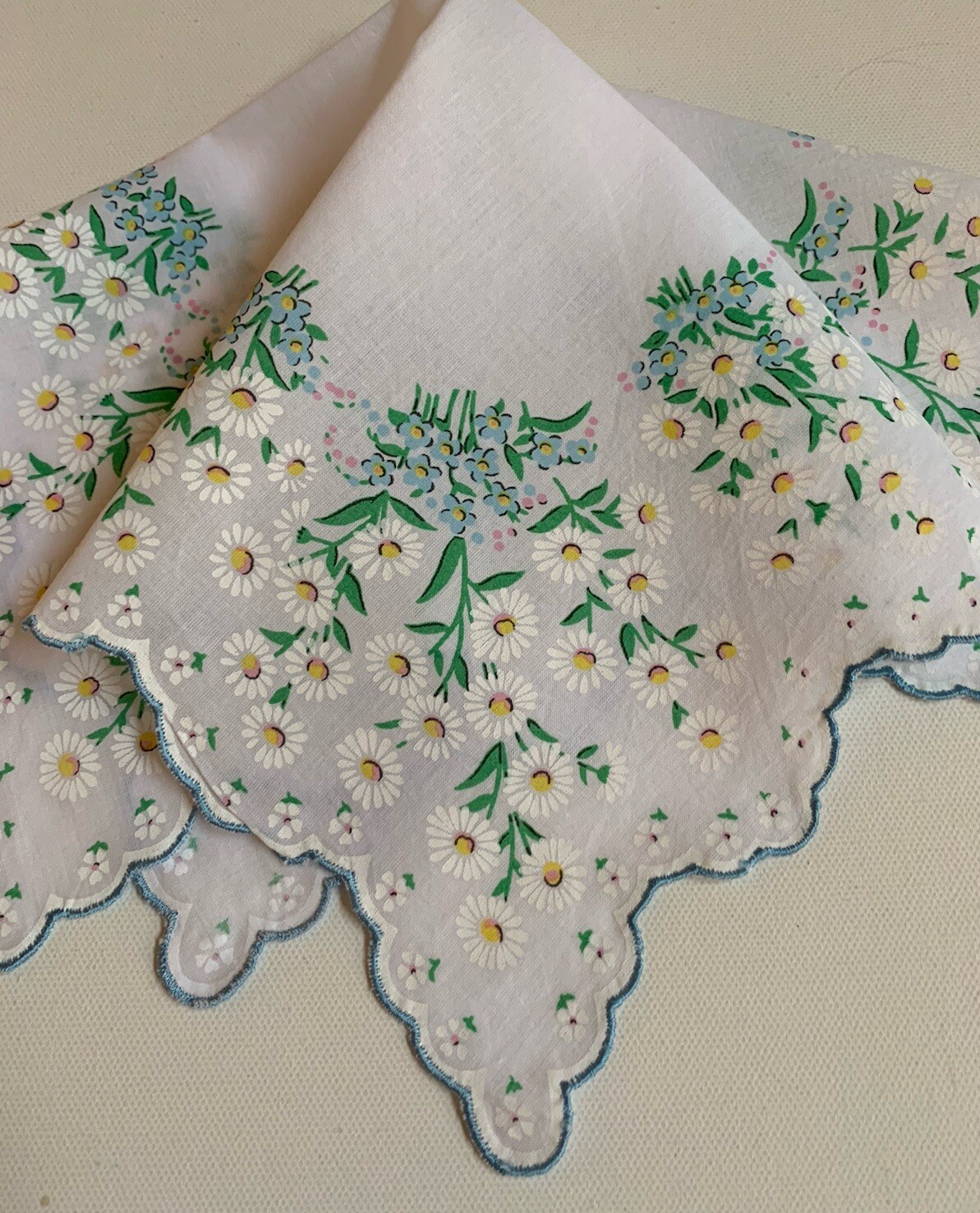 Charming New Daisies W Blue Trim Handkerchief ~ Scalloped Hem ~ LuRay Hankie!