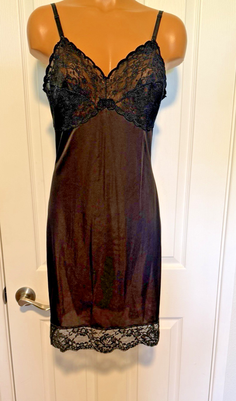 VTG 1960’s WARNERS BLACK W/ SCALLOPED LACE TRIM FULL SLIP SZ 36