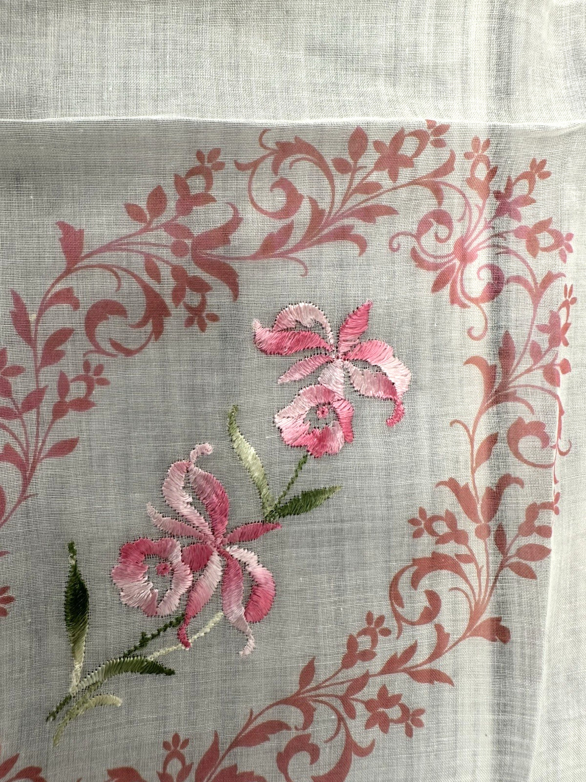 LOT OF 4 VINTAGE EMBROIDERED HANKERCHIEFS – FLORAL / BUTTERFLIES *10