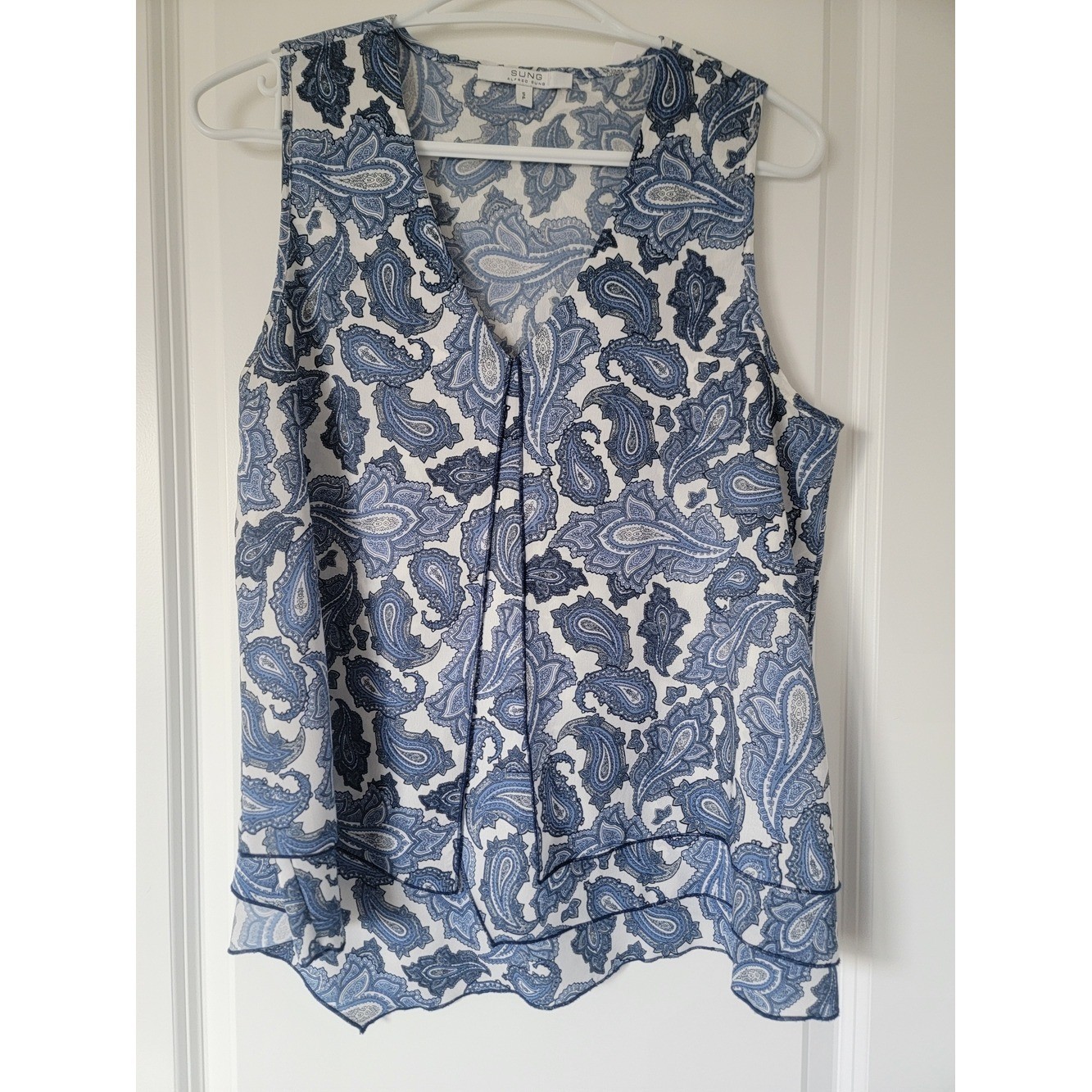 ALFRED SUNG White and Blue Paisley V-Neck Sleeveless Tiered Camisole Tank