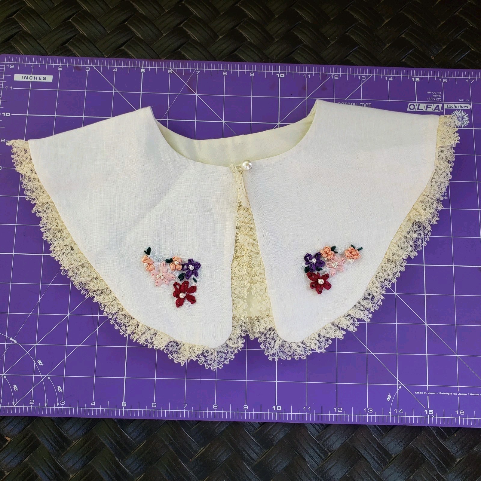 Vtg Satin Ribbon Flowered Poplin Collar/Bib/Peter Pan With Lace And Pearl Button