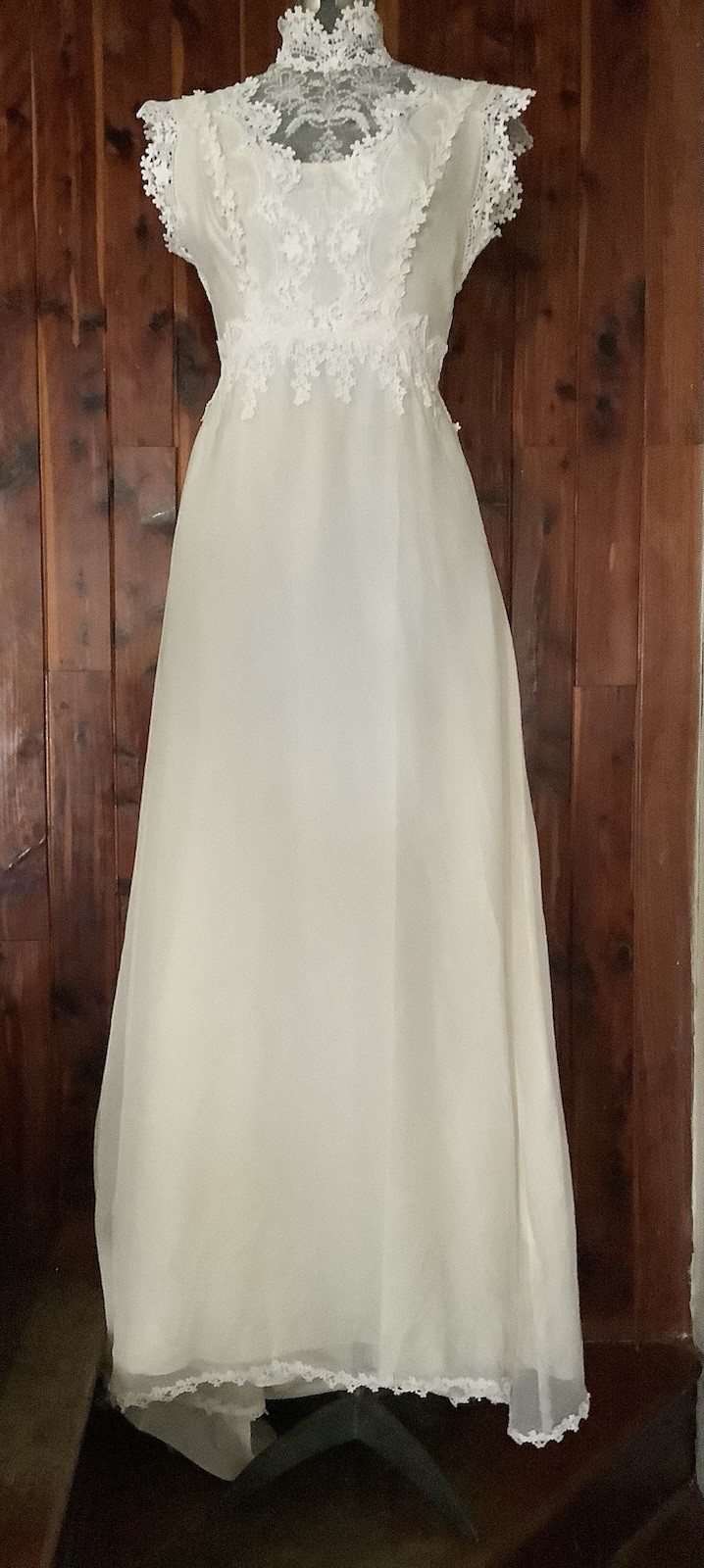 Vintage 1980’s BRIDAL COUTURE Floral Lace Appliqué Wedding Gown 34-24-52