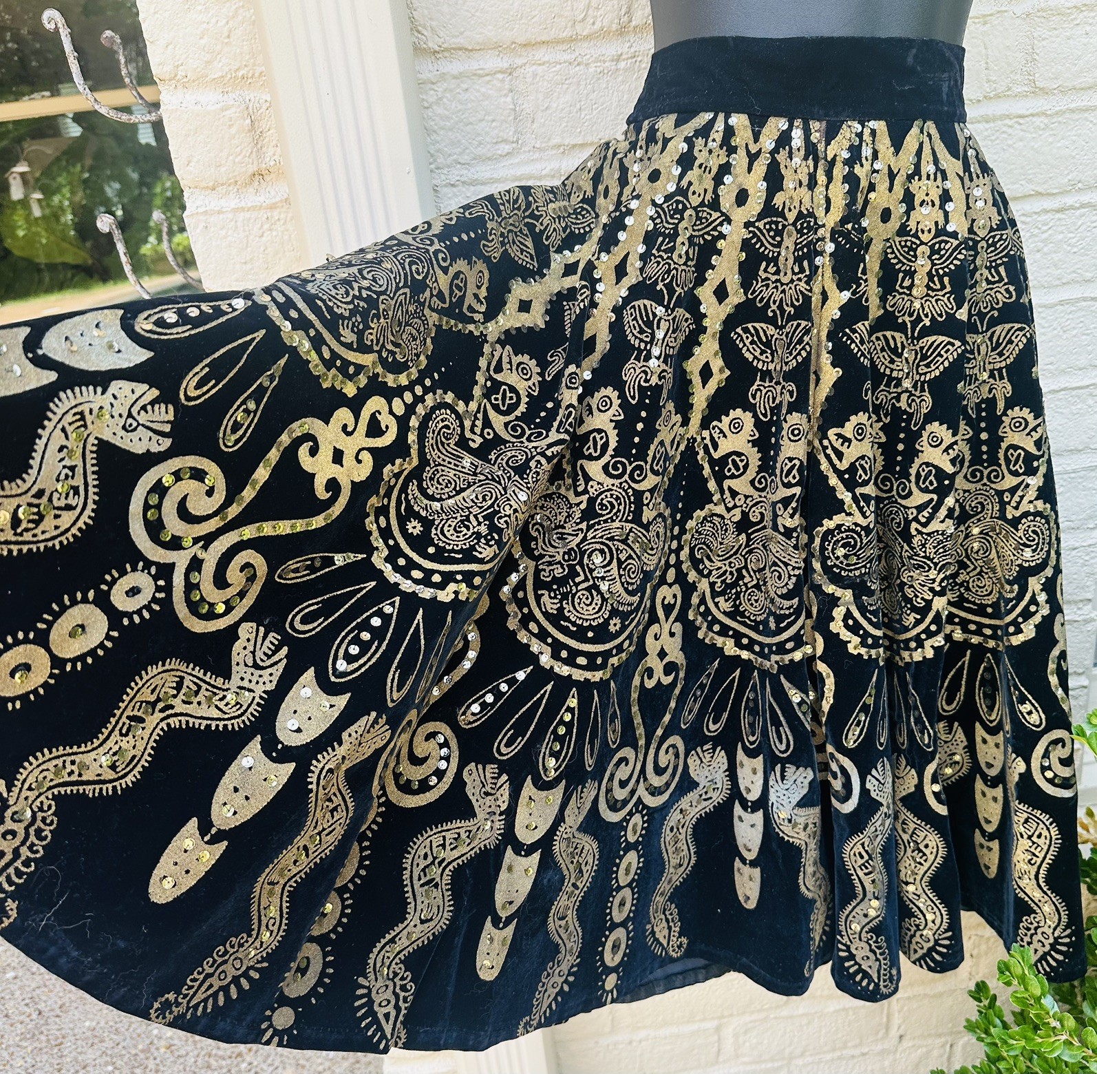 ✨ STUNNING 1950s VINTAGE BLACK FULL CIRCLE EMBELLISHED SKIRT ✨