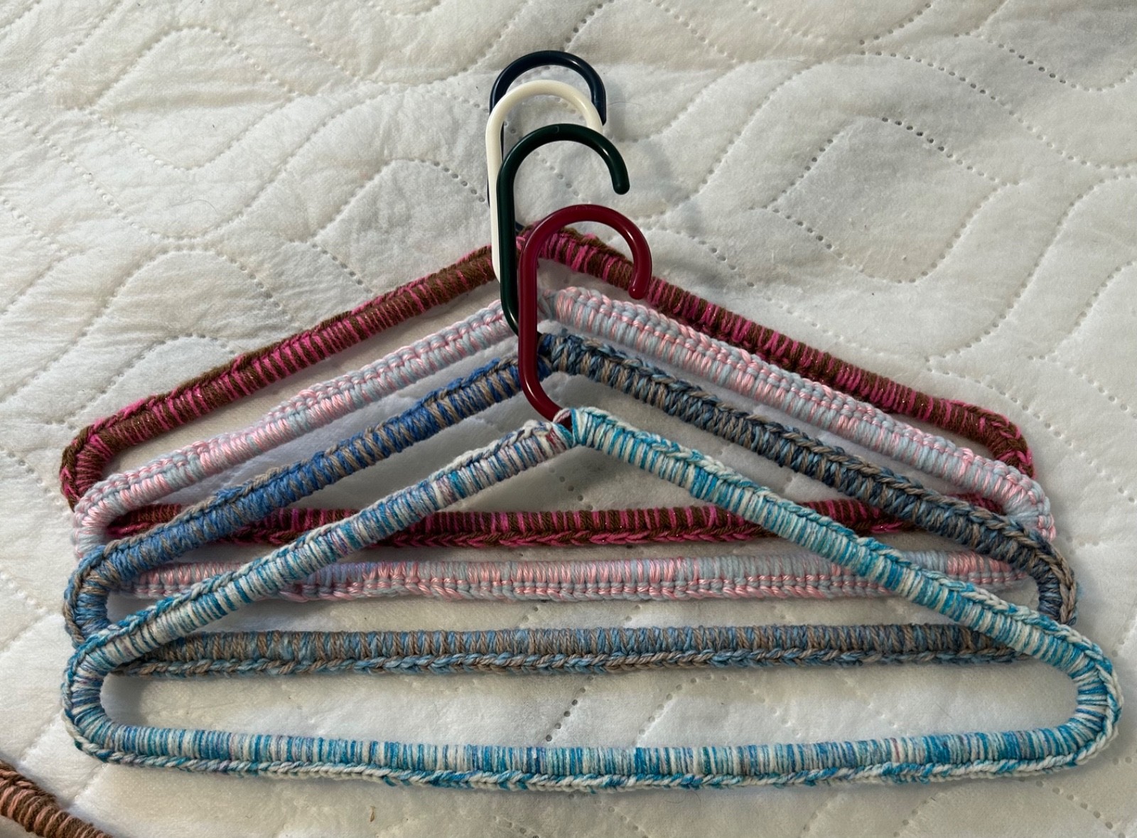 🧶Lot of 20 Vintage Retro Crochet Yarn Plastic Clothing Coat Hangers Granny Core