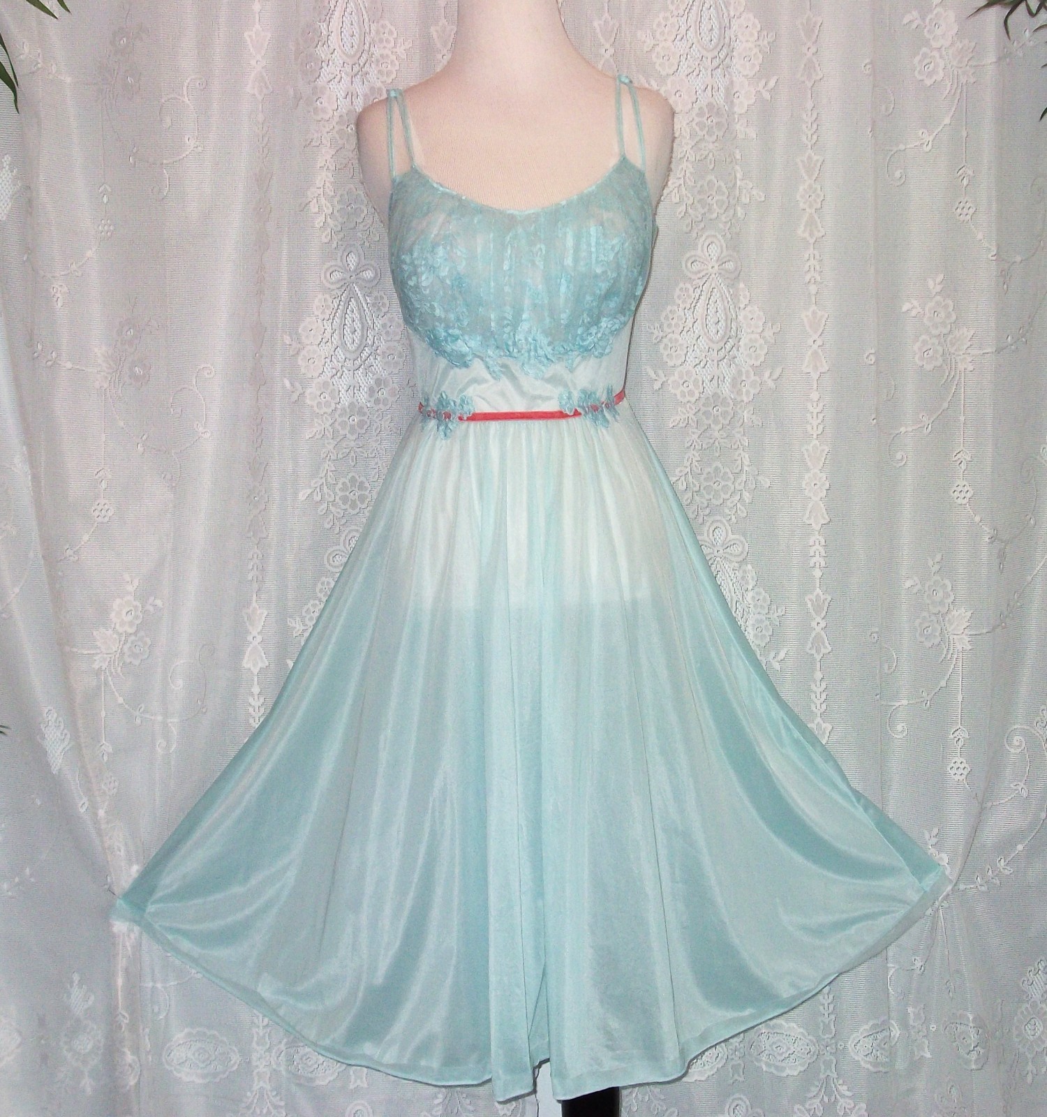 Med .1950’s,”Vanity Fair” semi-sheer,vintage nightgown,waltz,blue,pink velvet
