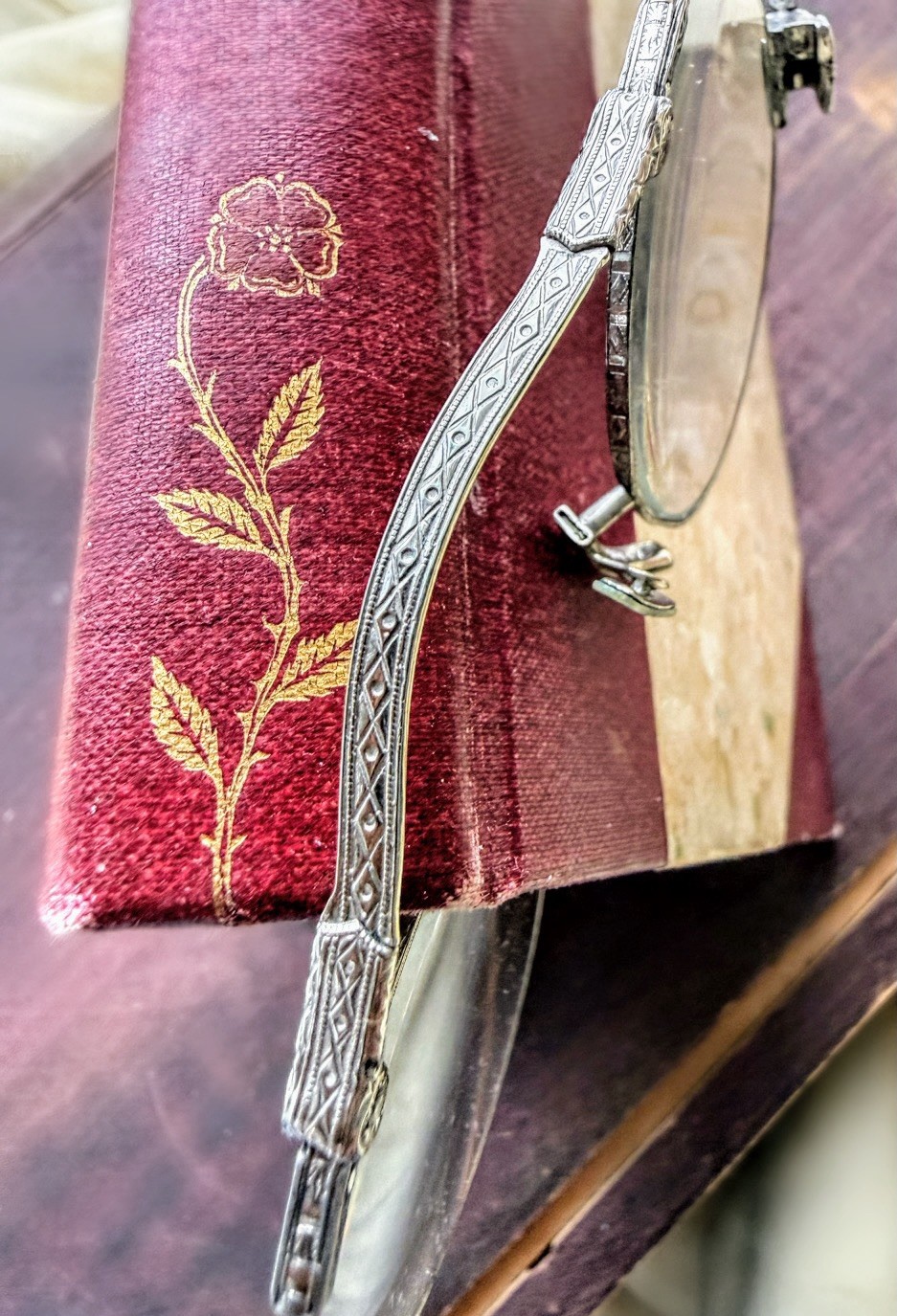 Solid 14 K White Gold Decretive Hand Engraved Pince-Nez 1920s Tr Point Nose
