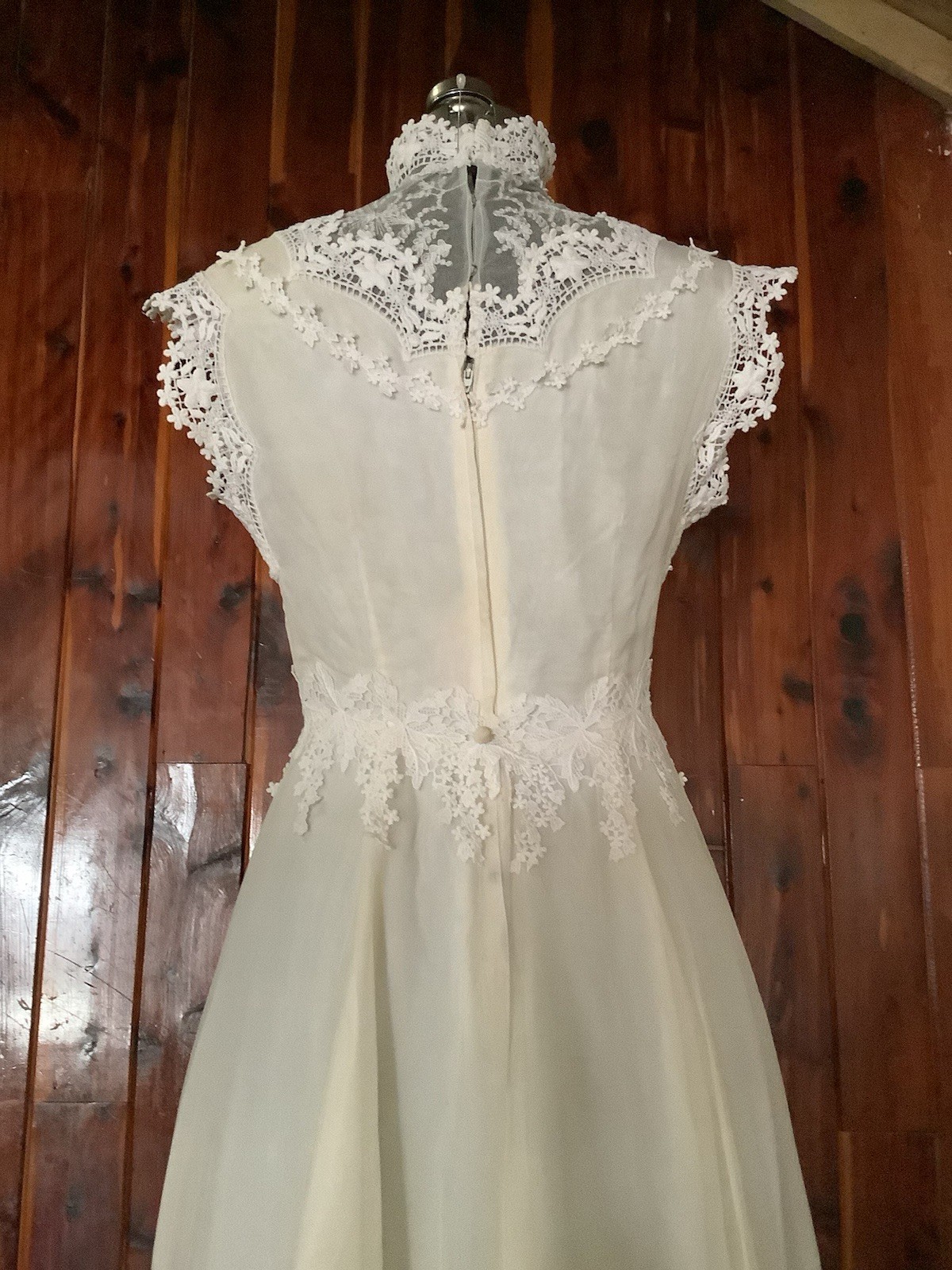 Vintage 1980’s BRIDAL COUTURE Floral Lace Appliqué Wedding Gown 34-24-52