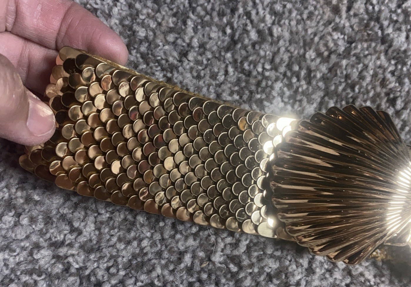 Belt 80s Gold Tone Fish Scale Stretch Seashell Buckle 22” W Elastic Tight EUC