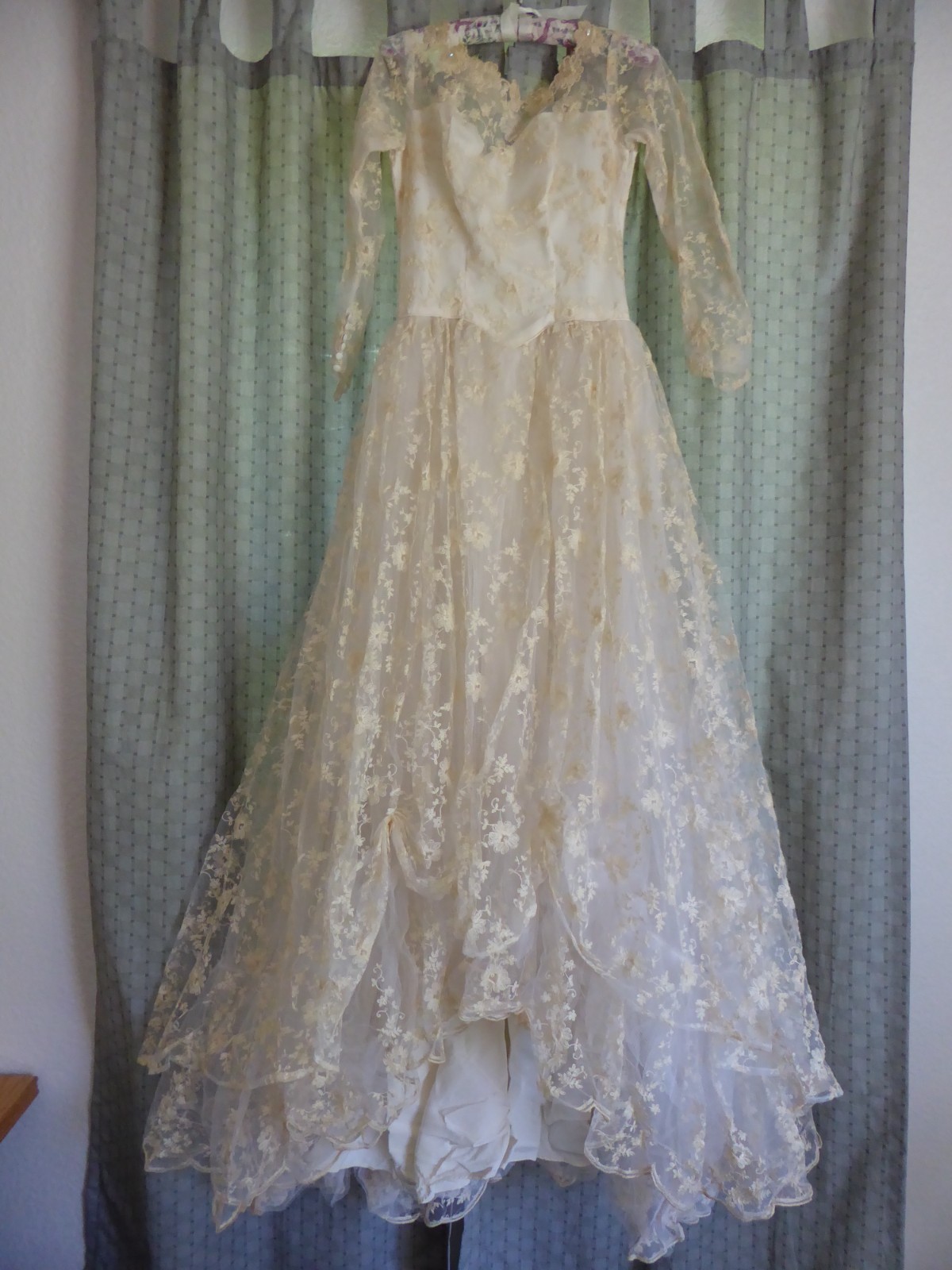 1950’s Vintage Lace Tiered Off-White Wedding Gown Cupcake Wedding Dress