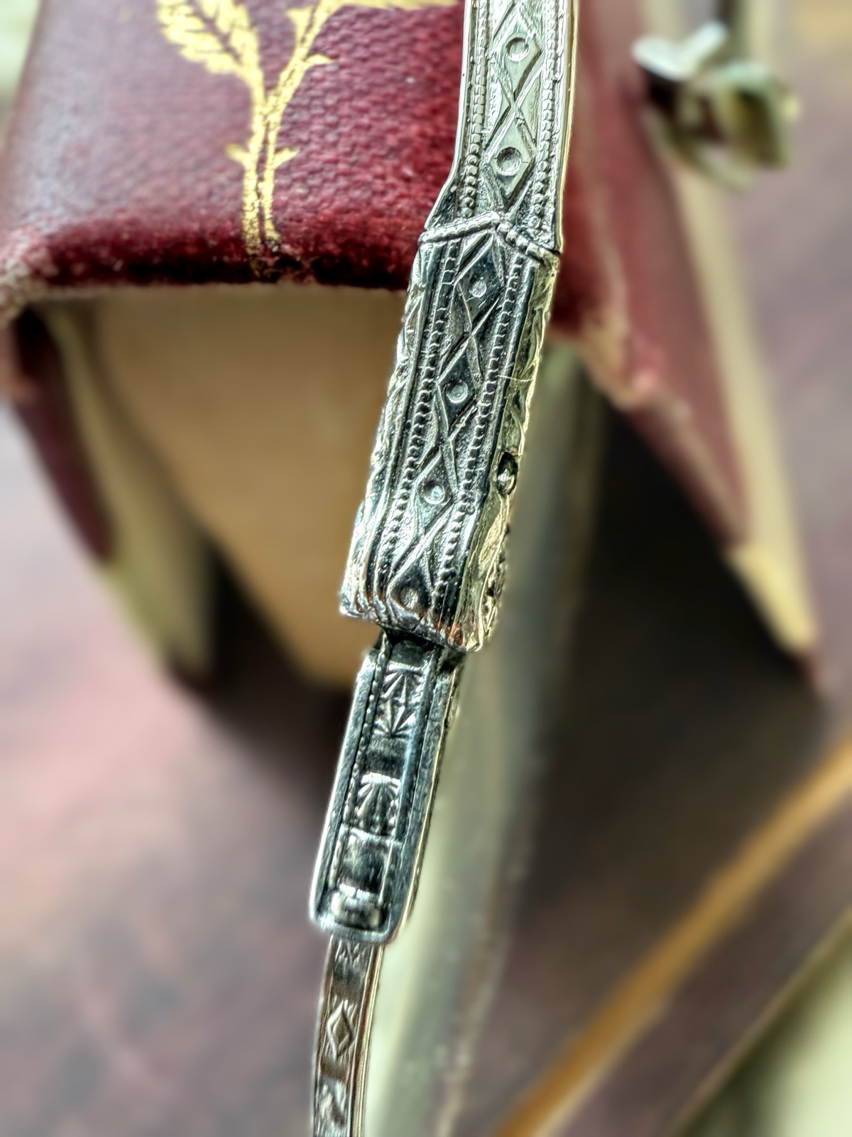 Solid 14 K White Gold Decretive Hand Engraved Pince-Nez 1920s Tr Point Nose