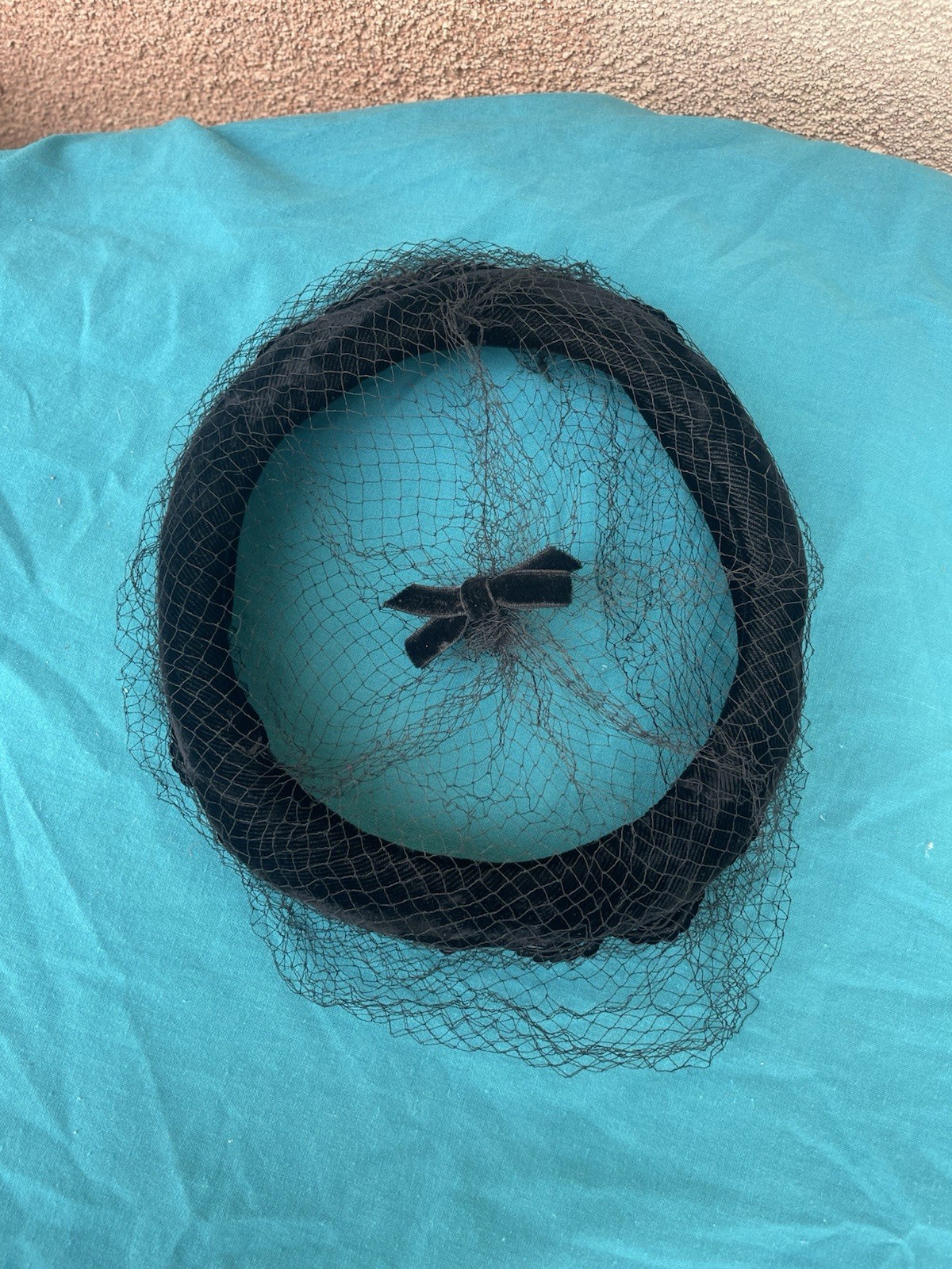 Vintage Womens Pill Box Mesh Hat /Fish Net / Veiled / Netting Bow