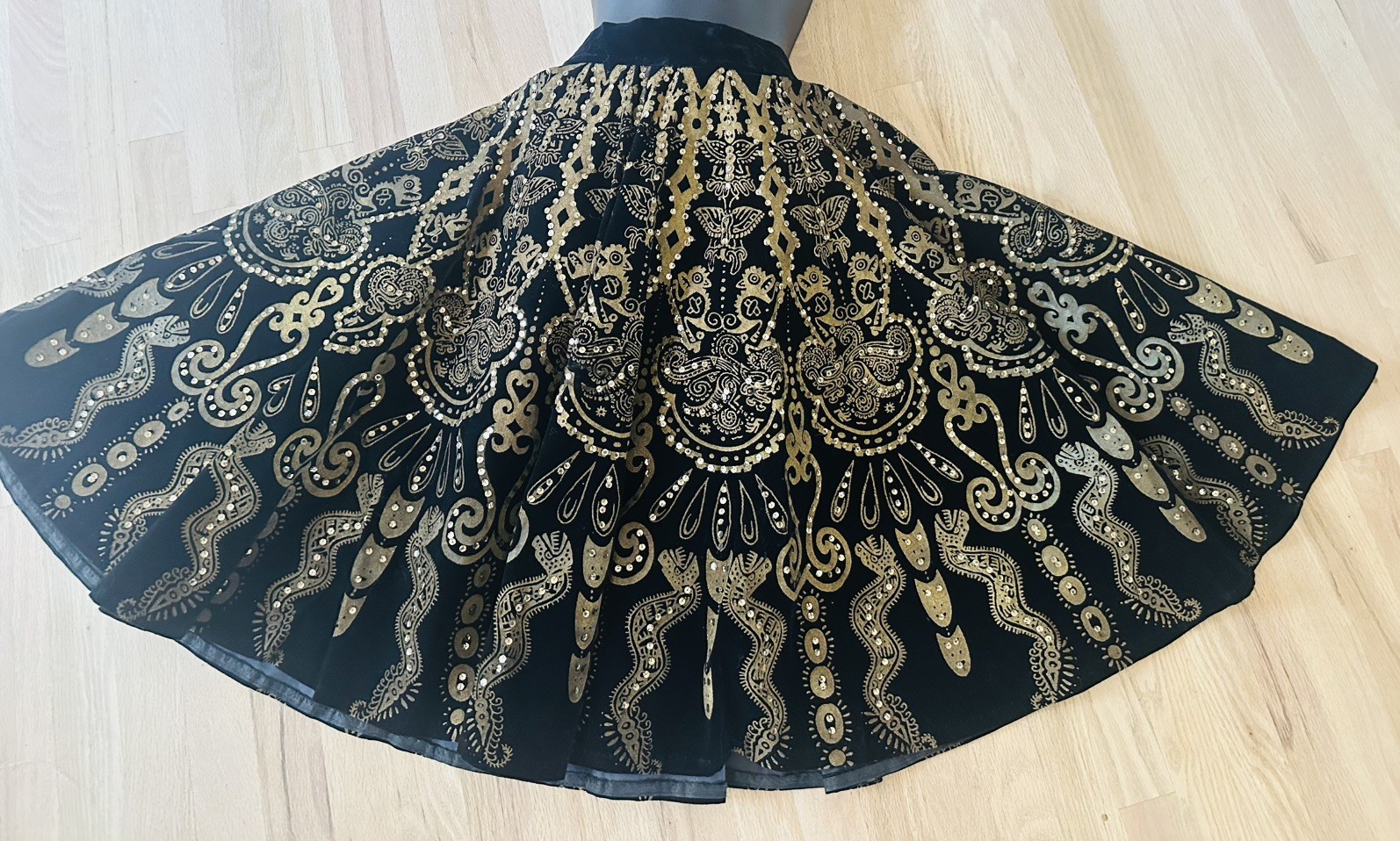 ✨ STUNNING 1950s VINTAGE BLACK FULL CIRCLE EMBELLISHED SKIRT ✨