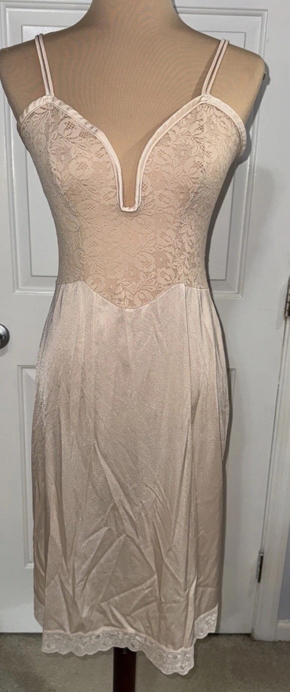 Vassarette Full Slip 38 L Beige underneath it all Stretch Lace Wired Deep V Neck