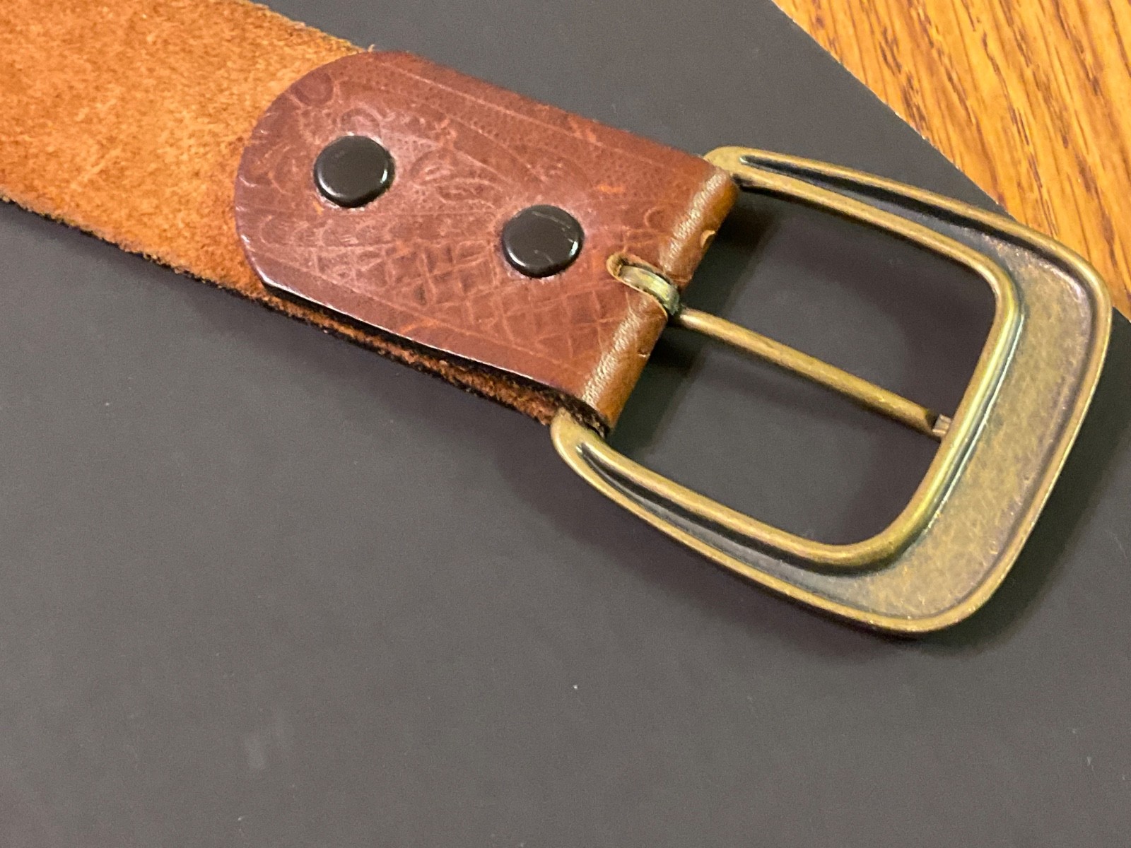 Brown hand tooled embossed Western leather Men’s belt 40″ brass buckle broken in