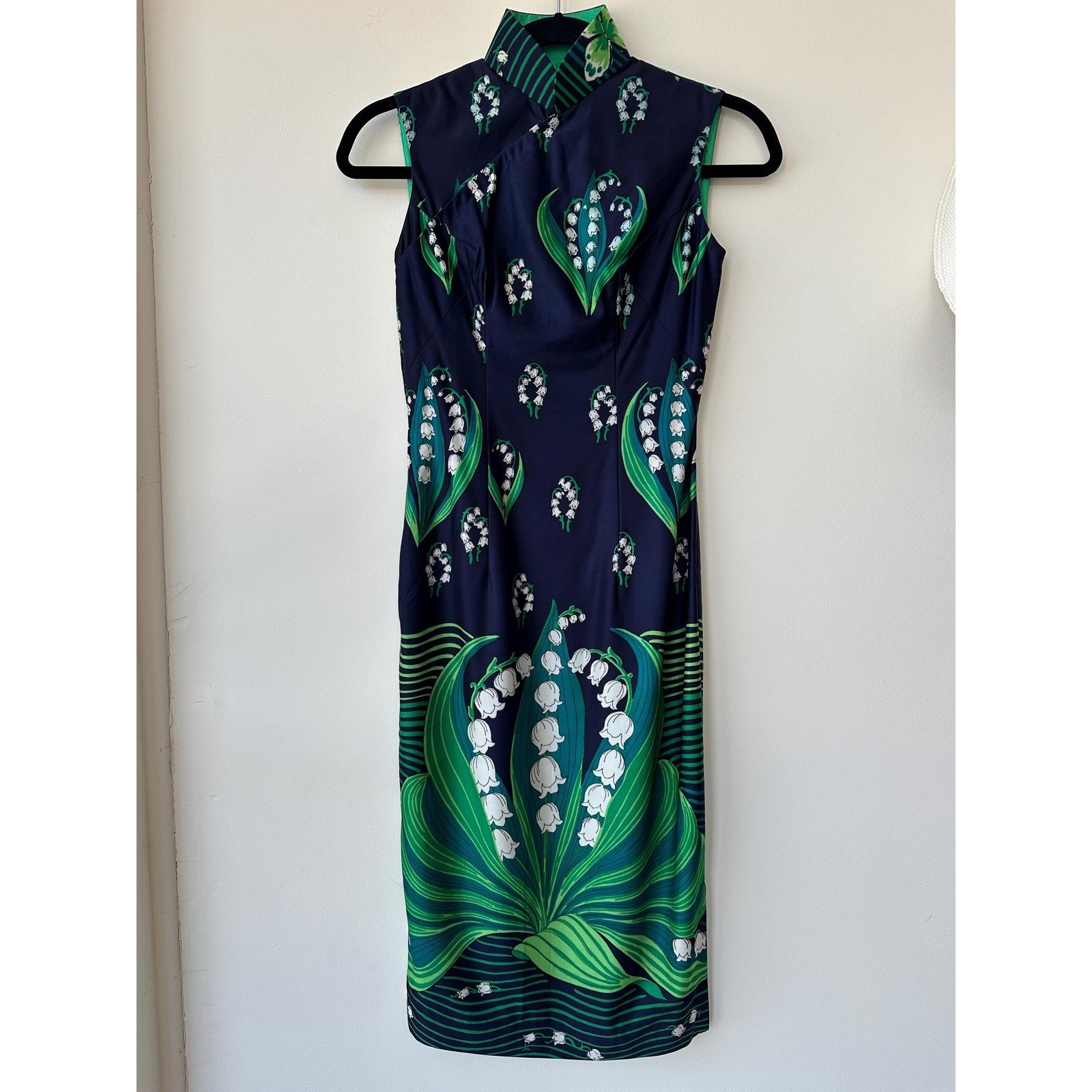 Vintage 1960s early 70s Navy Blue Lily of the Valley Sleeveless Cheongsam