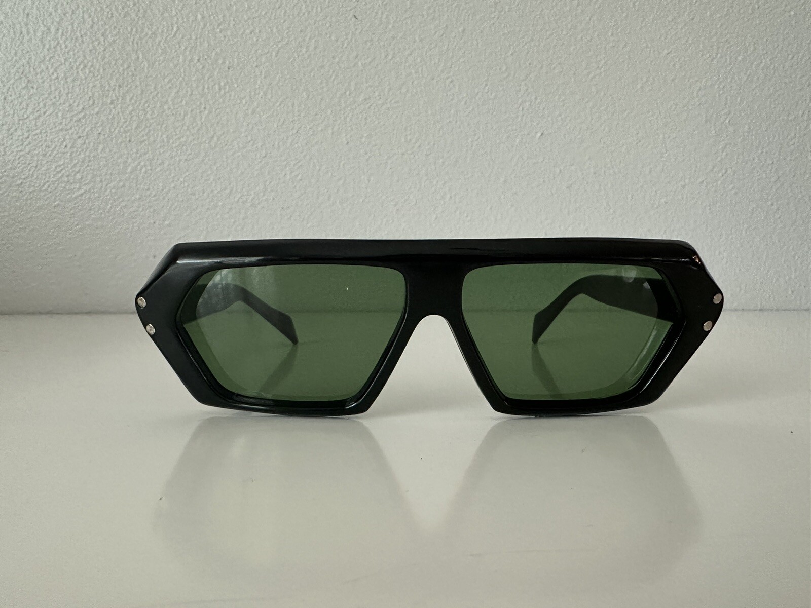 VINTAGE 1960’s Glam Unisex Sunglasses Black Hex Frame MINT *NEW OLD STOCK