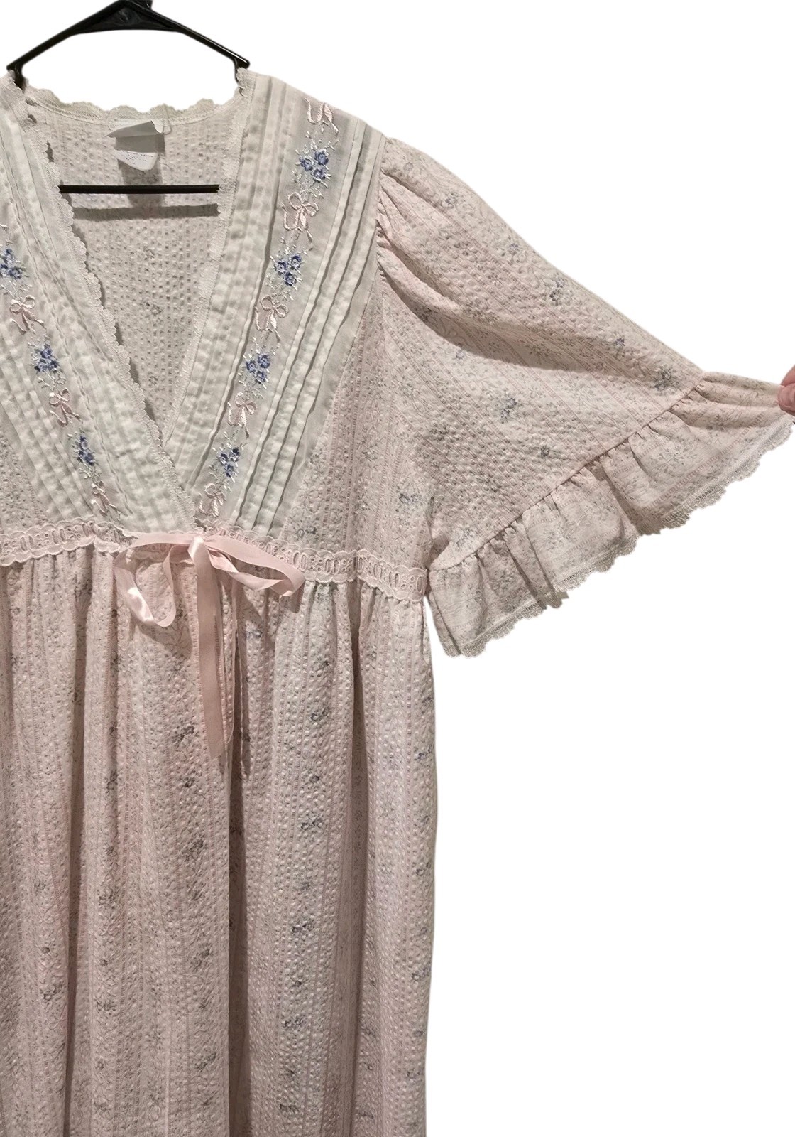 Beautiful Vintage Gilligan & O’Malley Long Nightgown With Floral And Bow Pattern