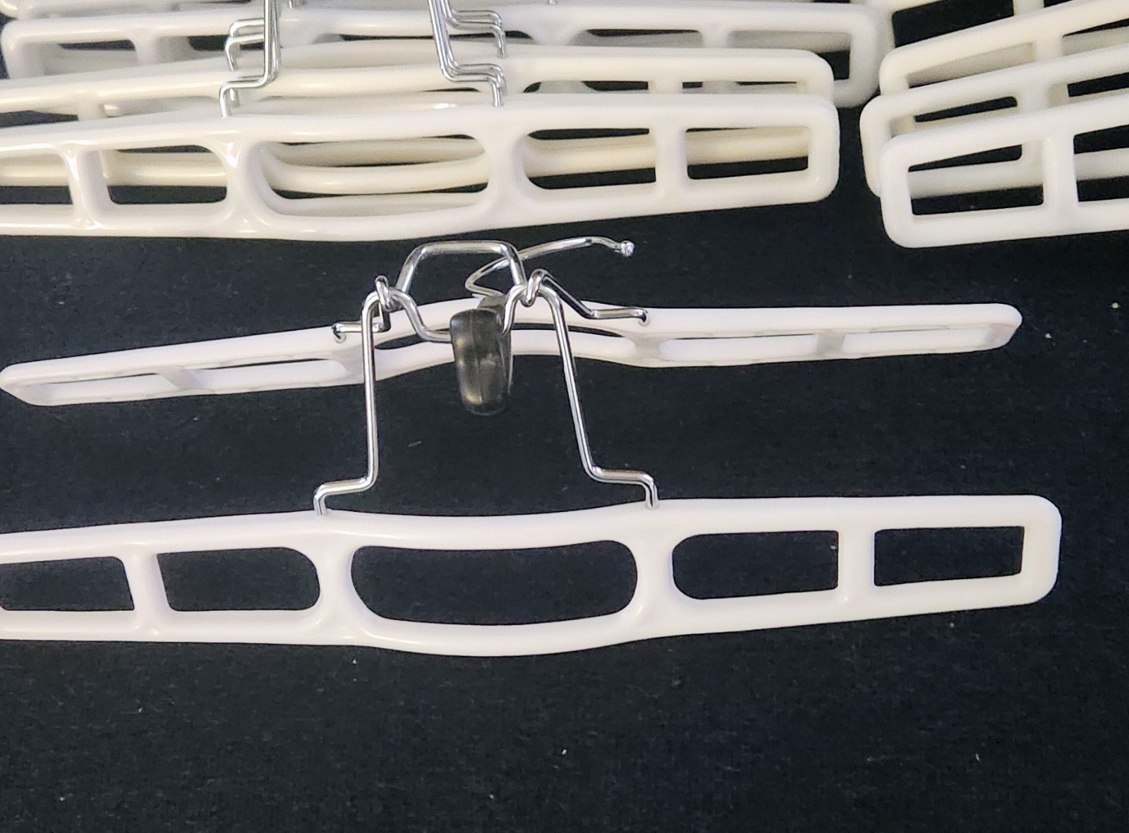 Lot Of 13 Plastic Pants/Skirts Clamp Hangers New