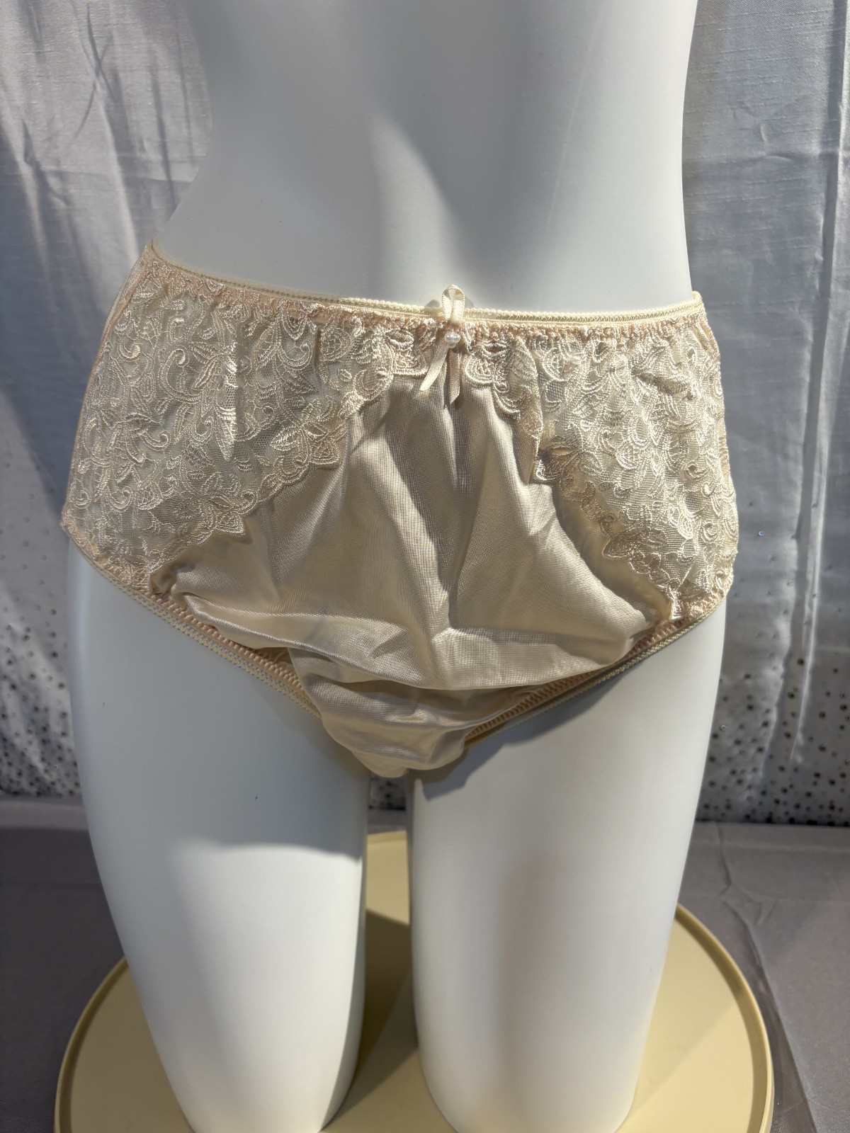 WACOAL vintage NWT ROEBUCK Embroidered high bare leg Brief Panties size XL
