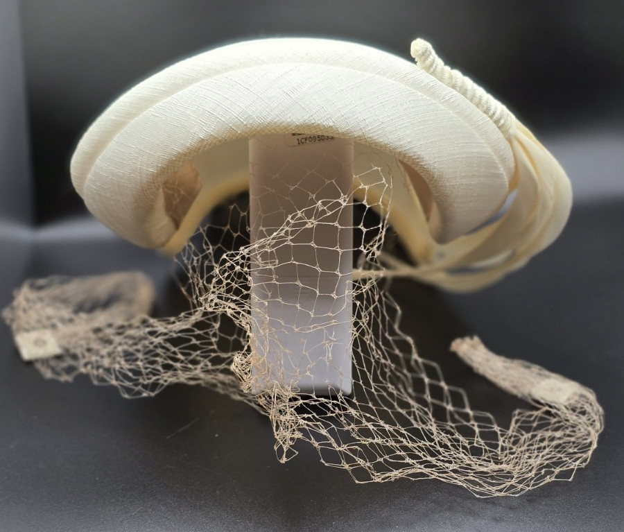 Vintage 1950s Cream Halo Pillbox Hat Fascinator Blusher Birdcage Veil Bridal Vtg