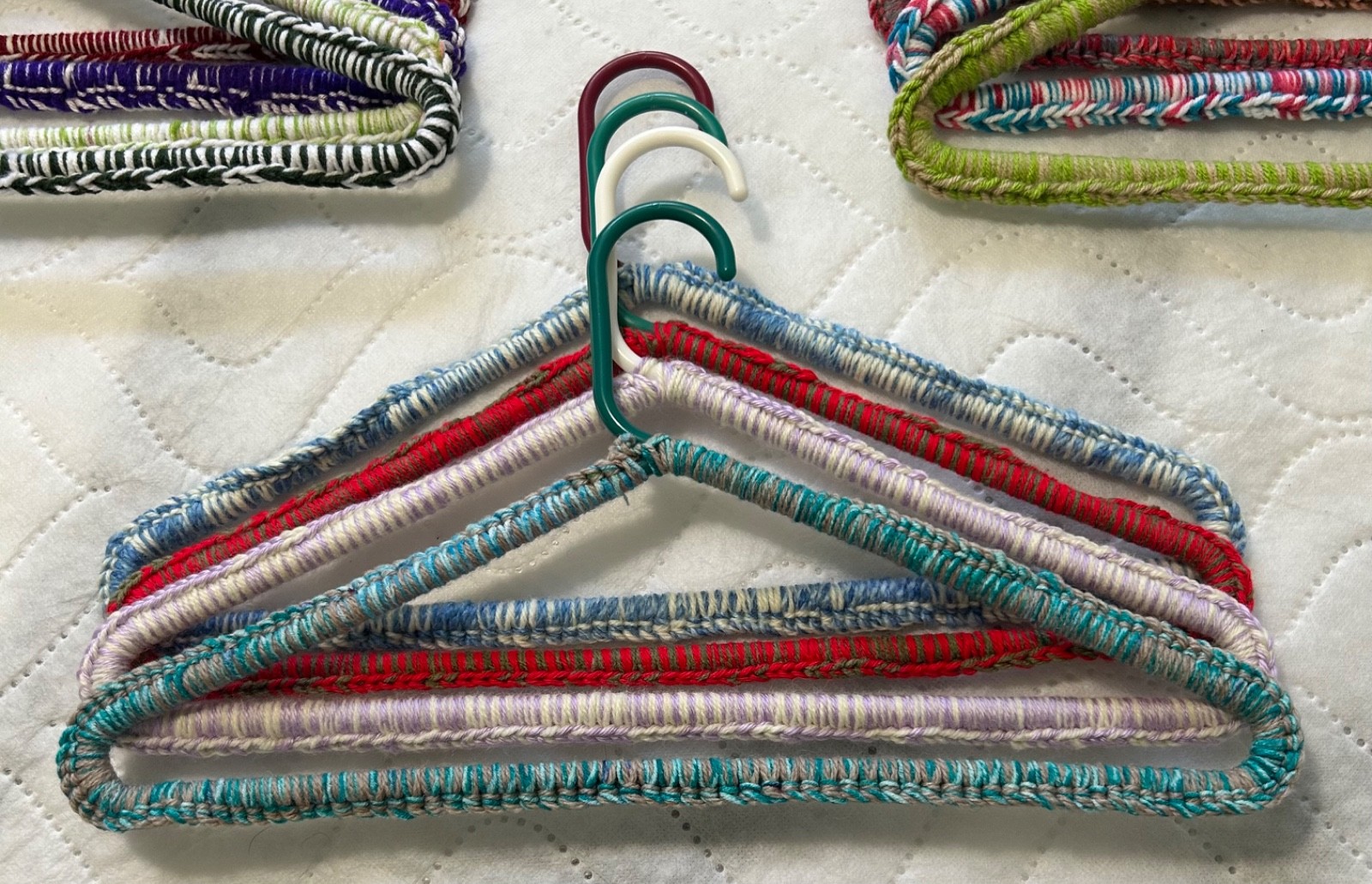 🧶Lot of 20 Vintage Retro Crochet Yarn Plastic Clothing Coat Hangers Granny Core