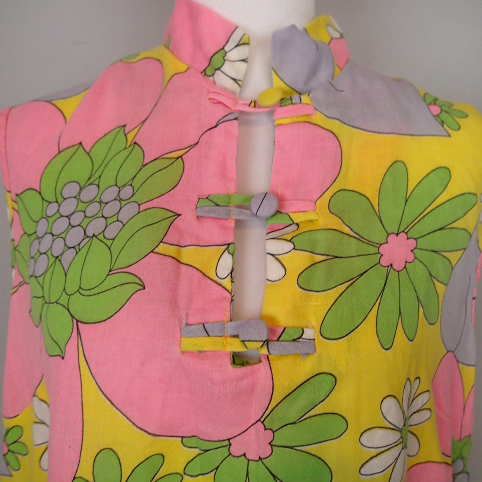 vtg 1960’s Dress Shift Mod Sleeveless Bright Floral yellow Pink green m/l