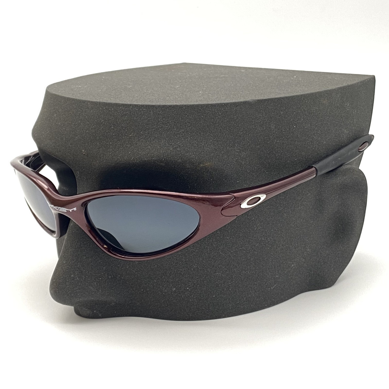 VINTAGE OAKLEY P201 MINUTE 90 USA WRAP AROUND SPORT MATTER PURPLE TOP SUNGLASSES