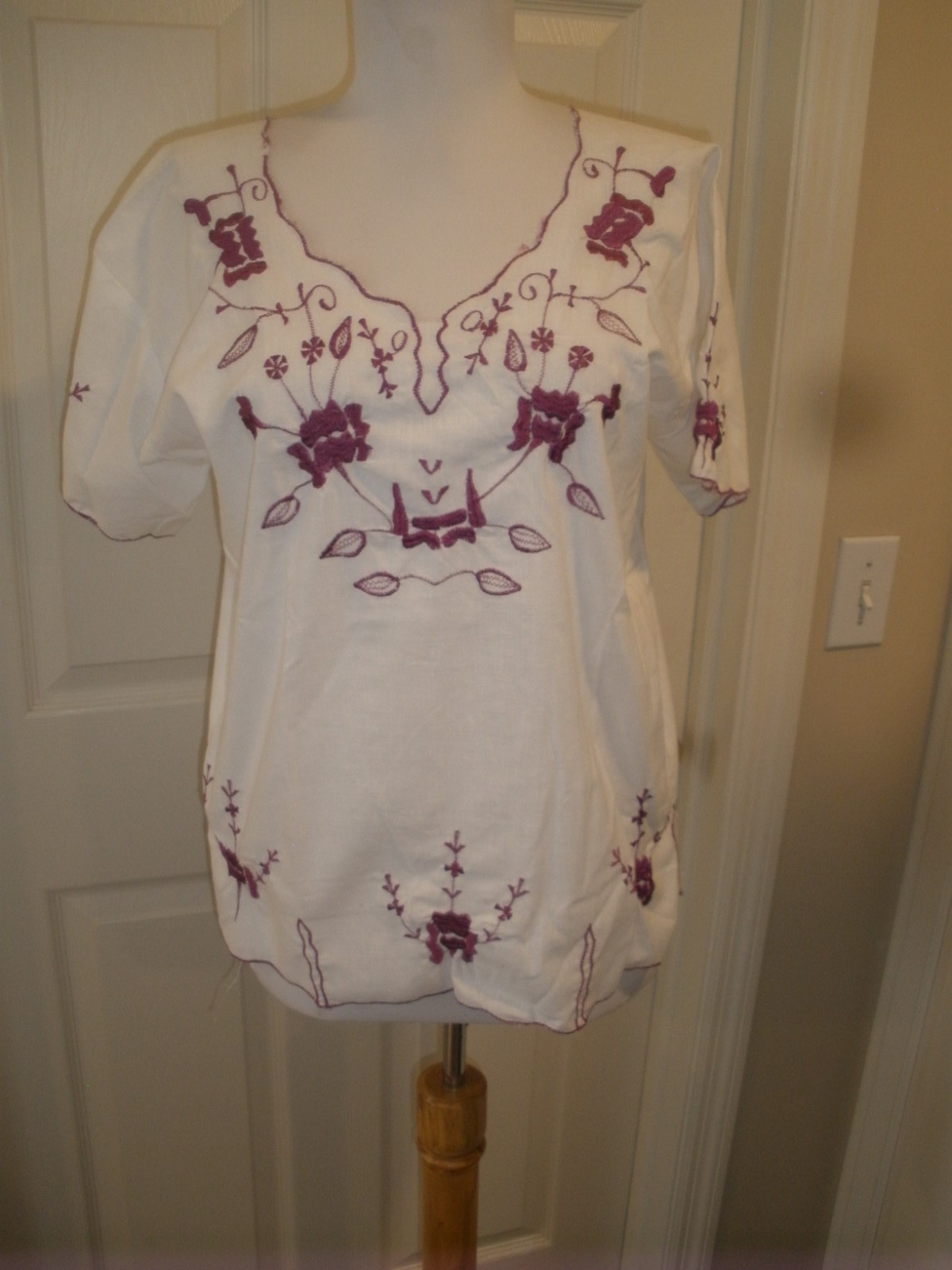 Vintage Women’s Handmade Embroidered White Top w/ purple flowers (T114)