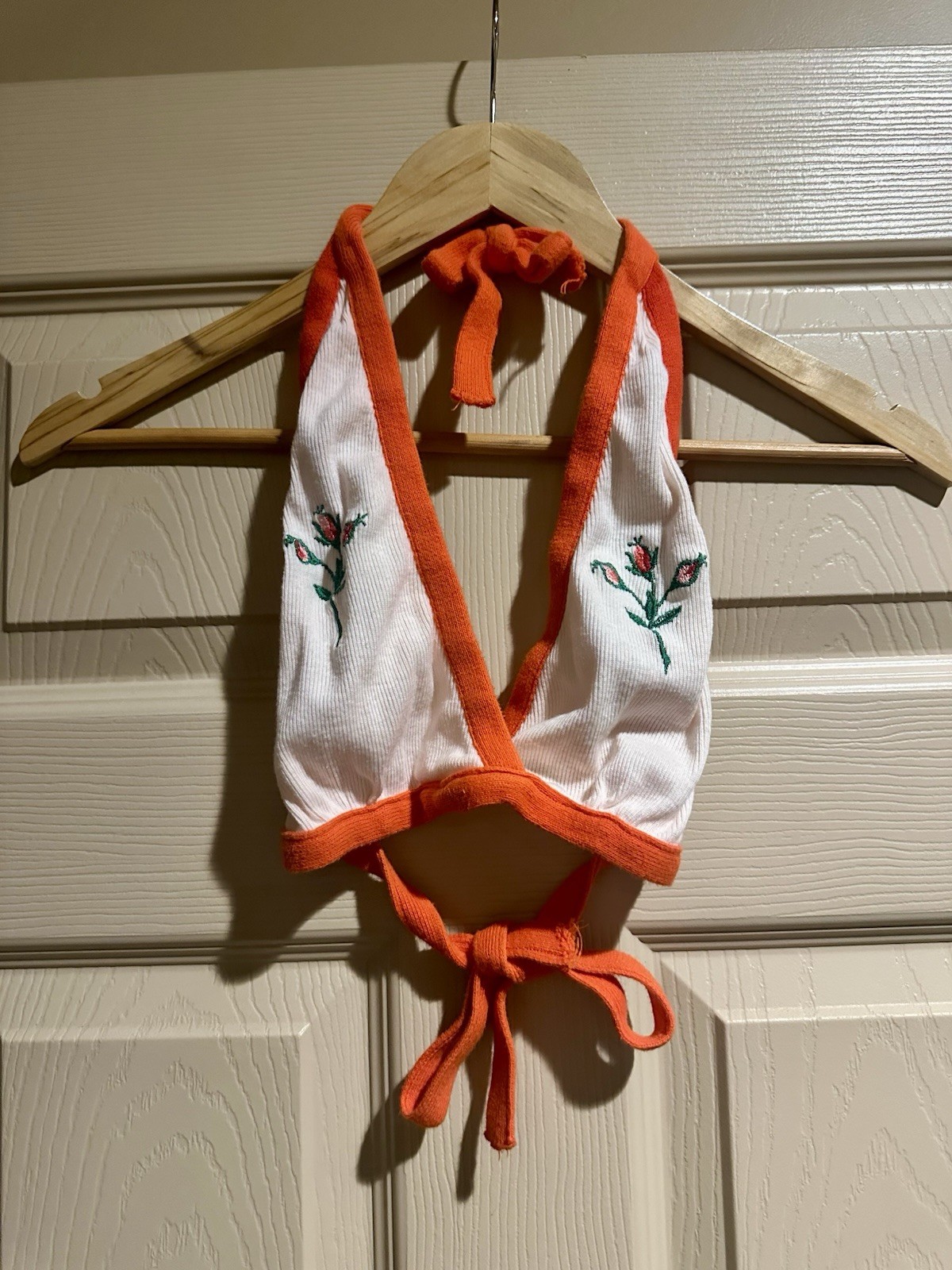 RARE 1970S TRUE VINTAGE MIKI TOPS HALTER TOP WHITE ORANGE EMBROIDERED FLOWERS L