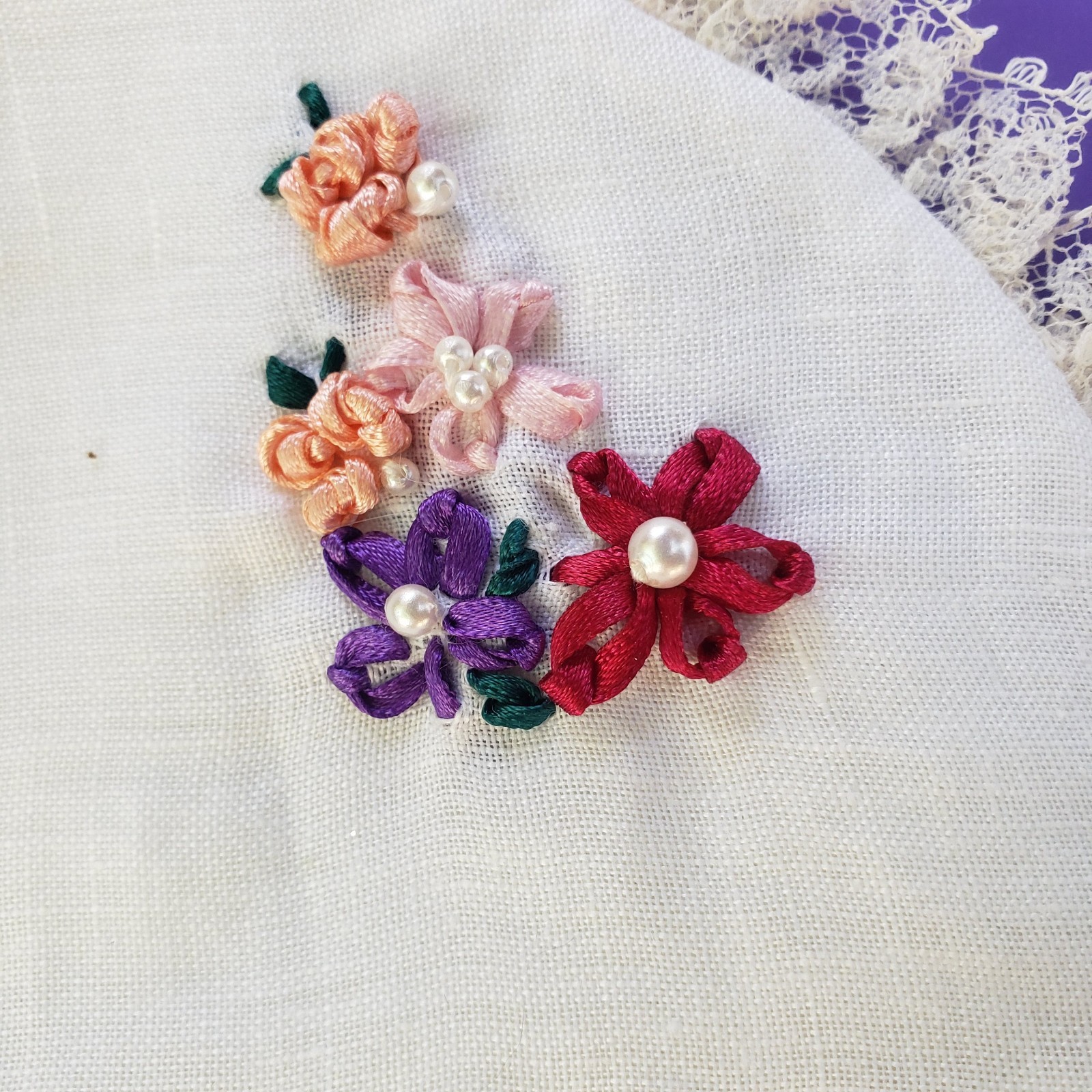 Vtg Satin Ribbon Flowered Poplin Collar/Bib/Peter Pan With Lace And Pearl Button