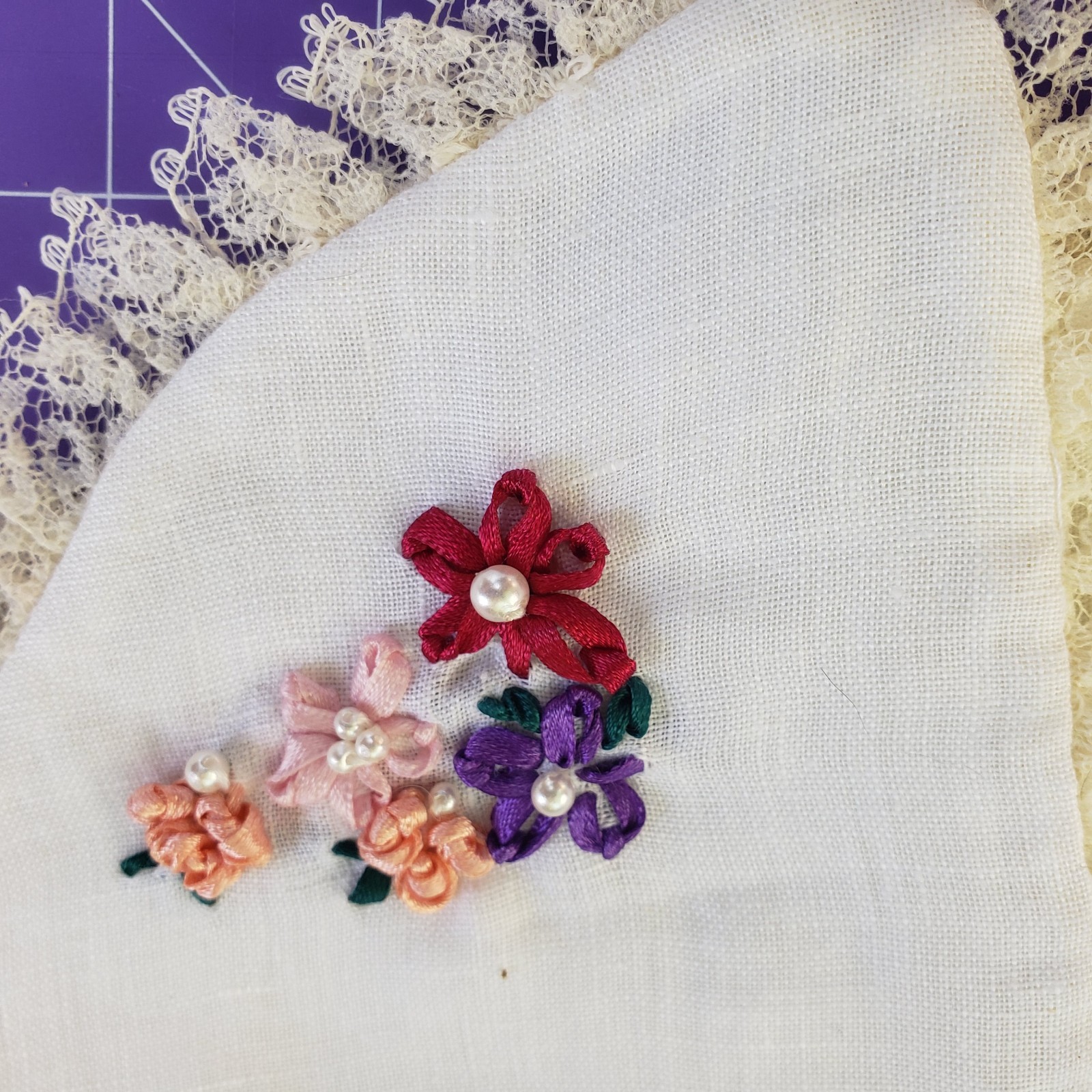 Vtg Satin Ribbon Flowered Poplin Collar/Bib/Peter Pan With Lace And Pearl Button