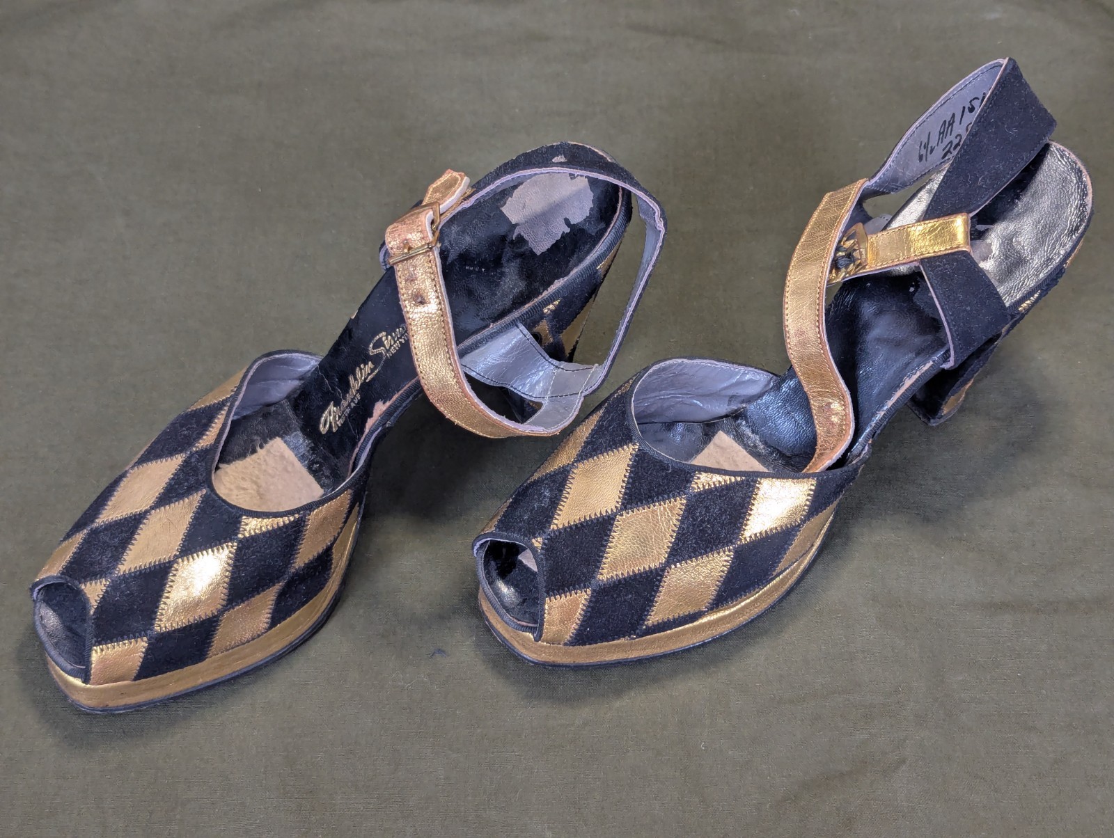 Vintage 1940s Gold & Black Peep Toe Sandals Shoes Heels Strap (Size 6 1/2 AA)