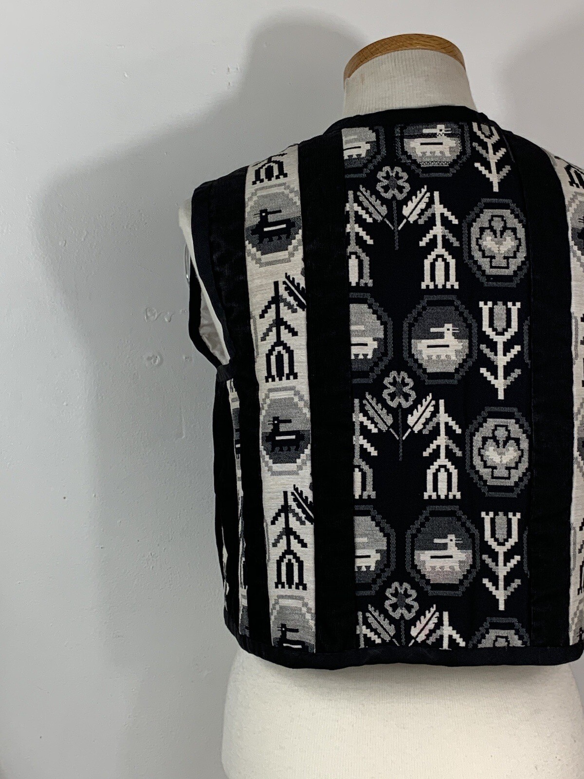 VTG 70s Tribal Vest Cool Funky Quilted Black White Aztec Small