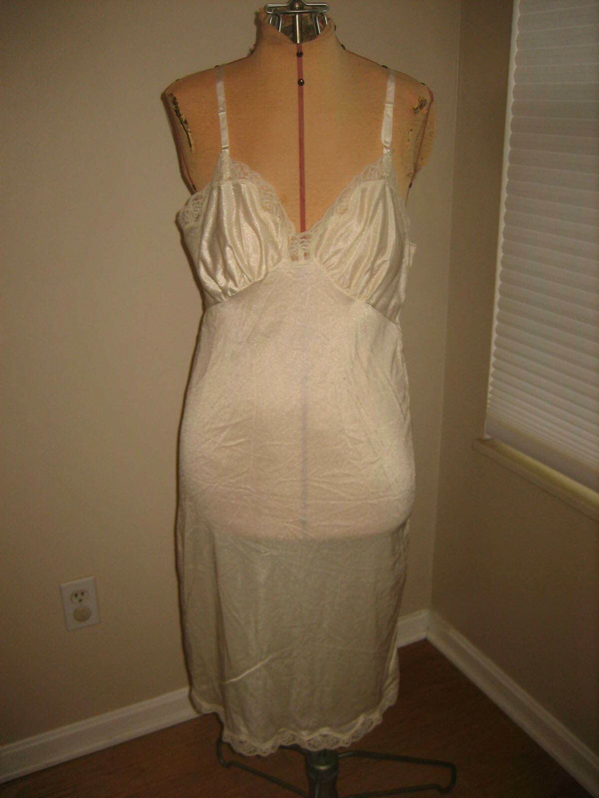 MEL-LIN Nylon Ivory Full Slip, Lace Trim and Hem, Adj Straps – Size 38
