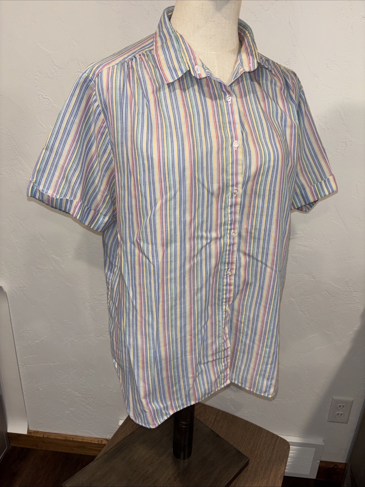 1960s women’s button up blouse cotton polyester blend. Size small/medium.