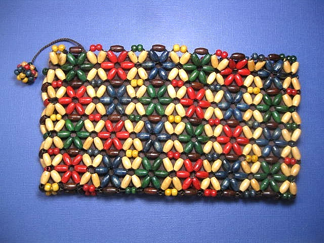 Vintage 1930’s Czech. Wood Bead Clutch Purse Handle Flowers Natural,Red,Gr.Bl.Br
