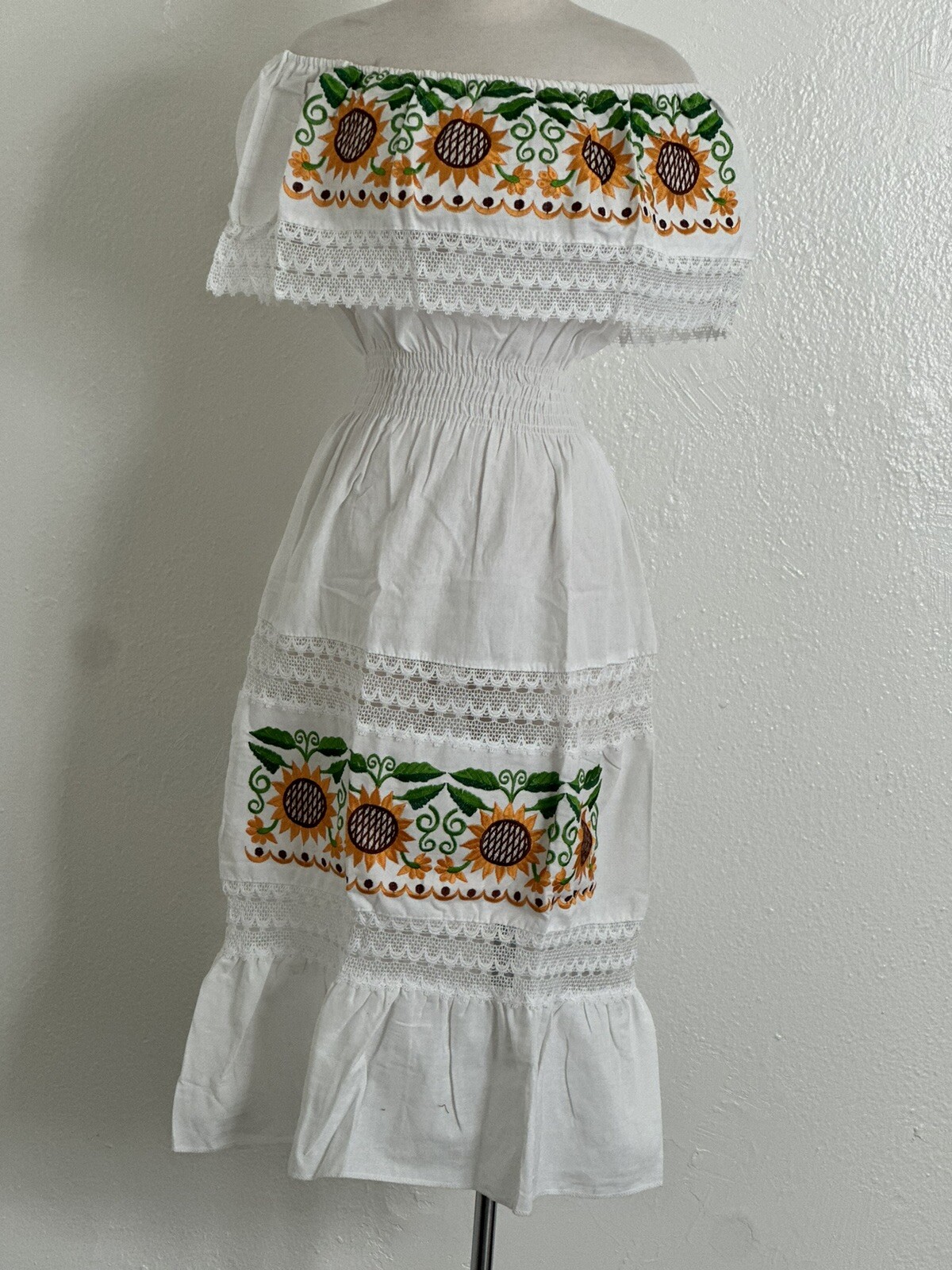 Girasol Size Small / Medium Maria Bonita Vintage Embroidery Mexican Dress