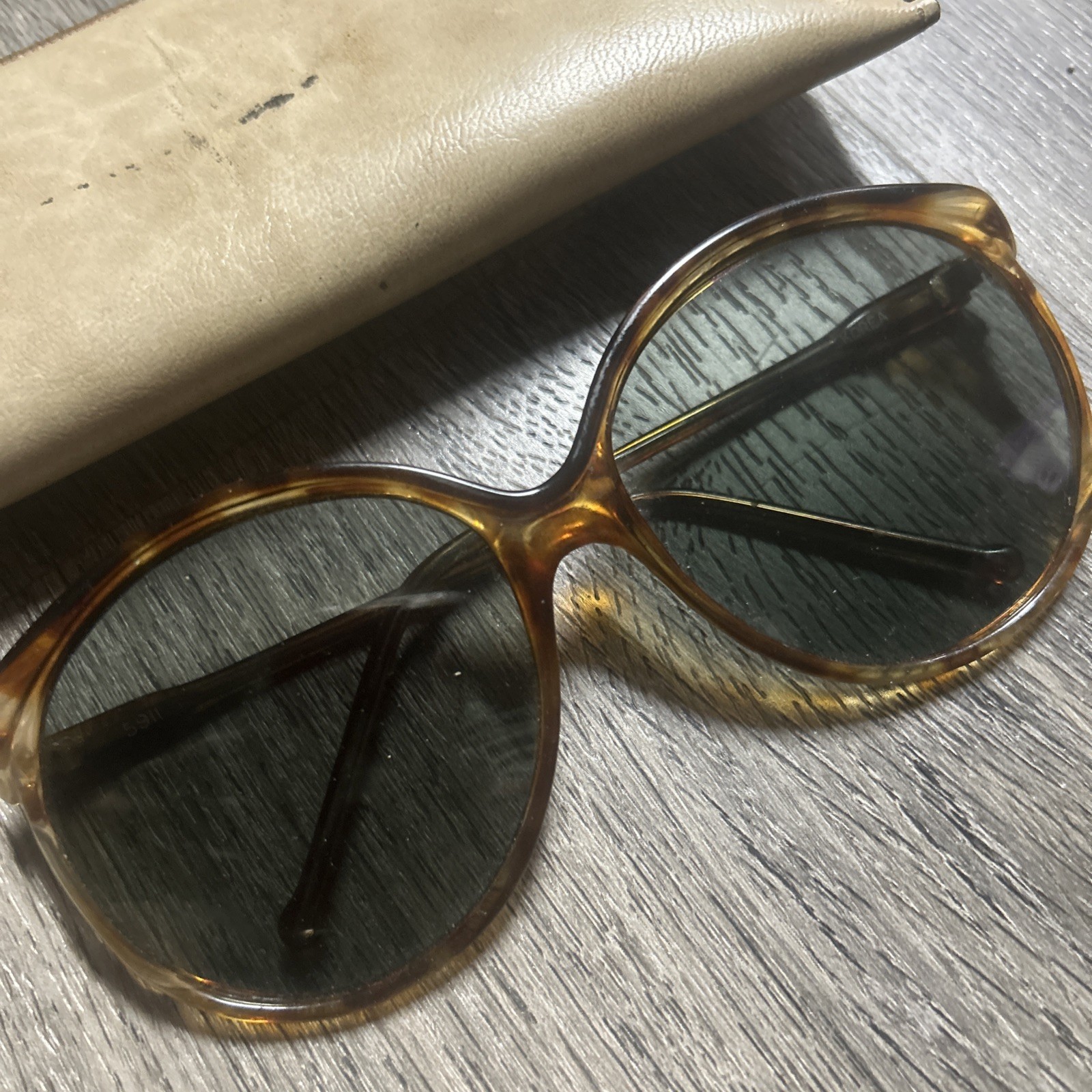 VINTAGE 70s OVERSIZED TORTOISE LADIES OVAL SUNGLASSES + CASE