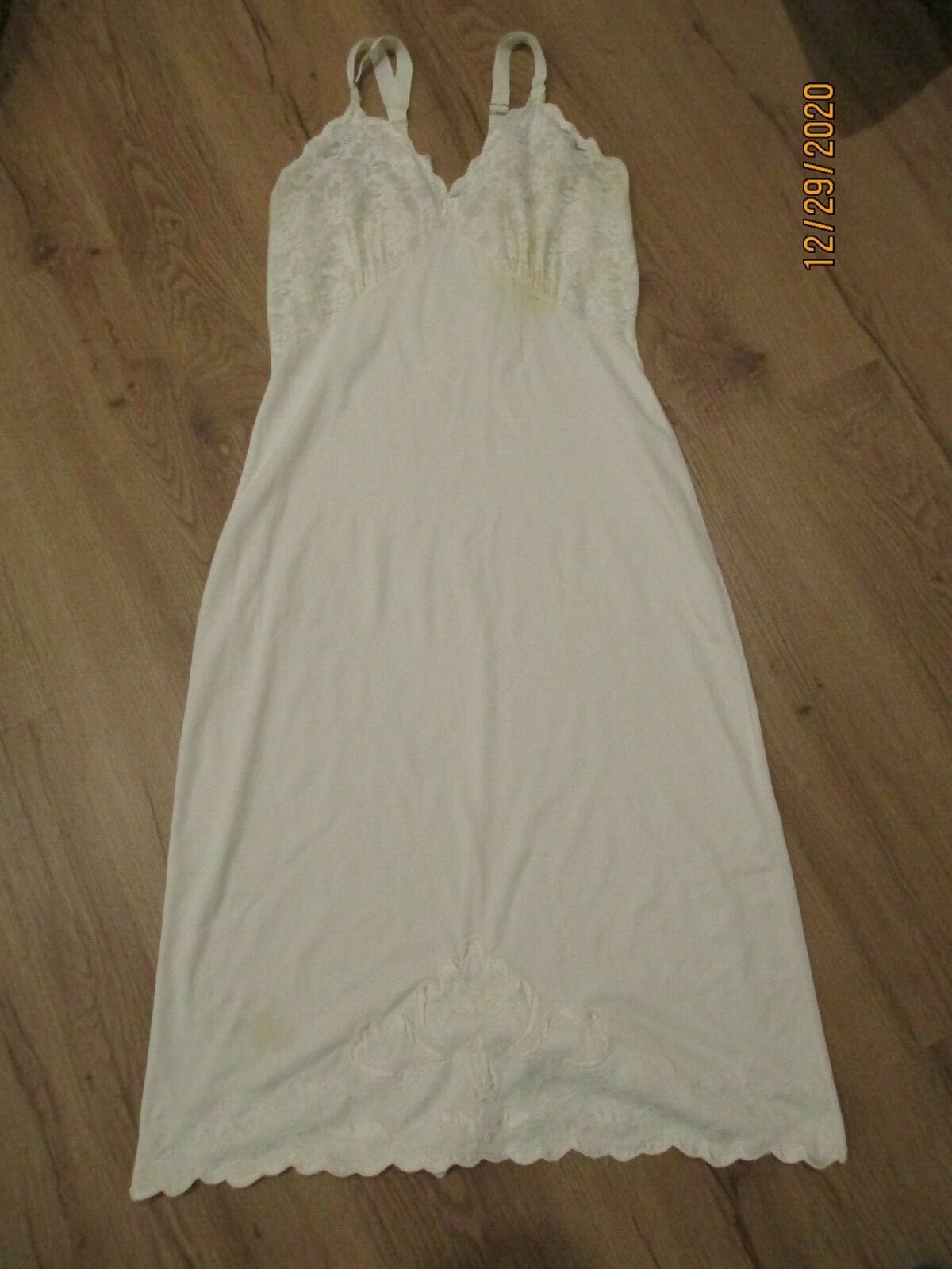 CAROL BRENT vintage slip SIZE 32L damaged selling for lace detail