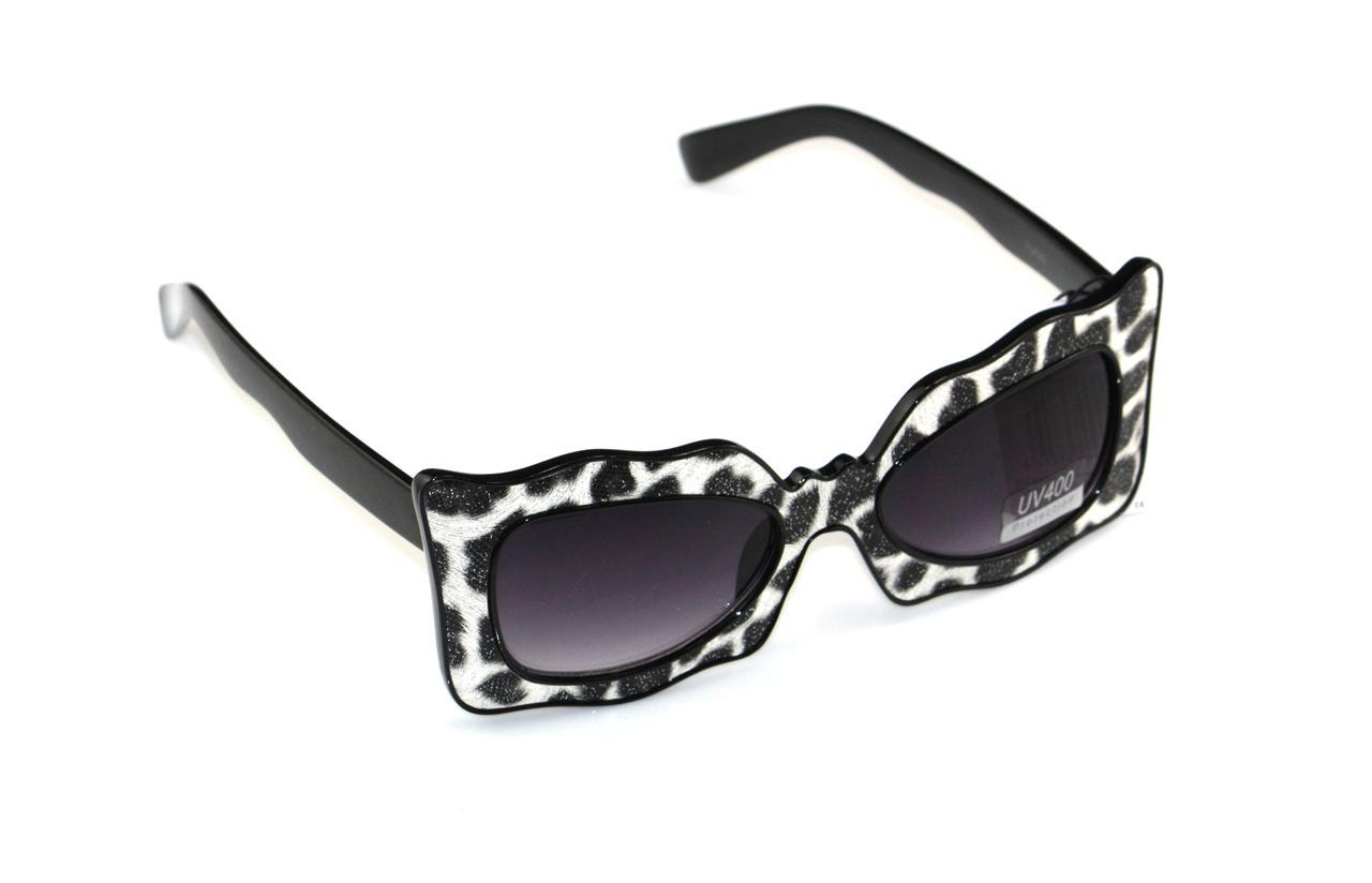 100% UV400 New Womens Retro Rectangle Leather Detail Sunglasses W8622