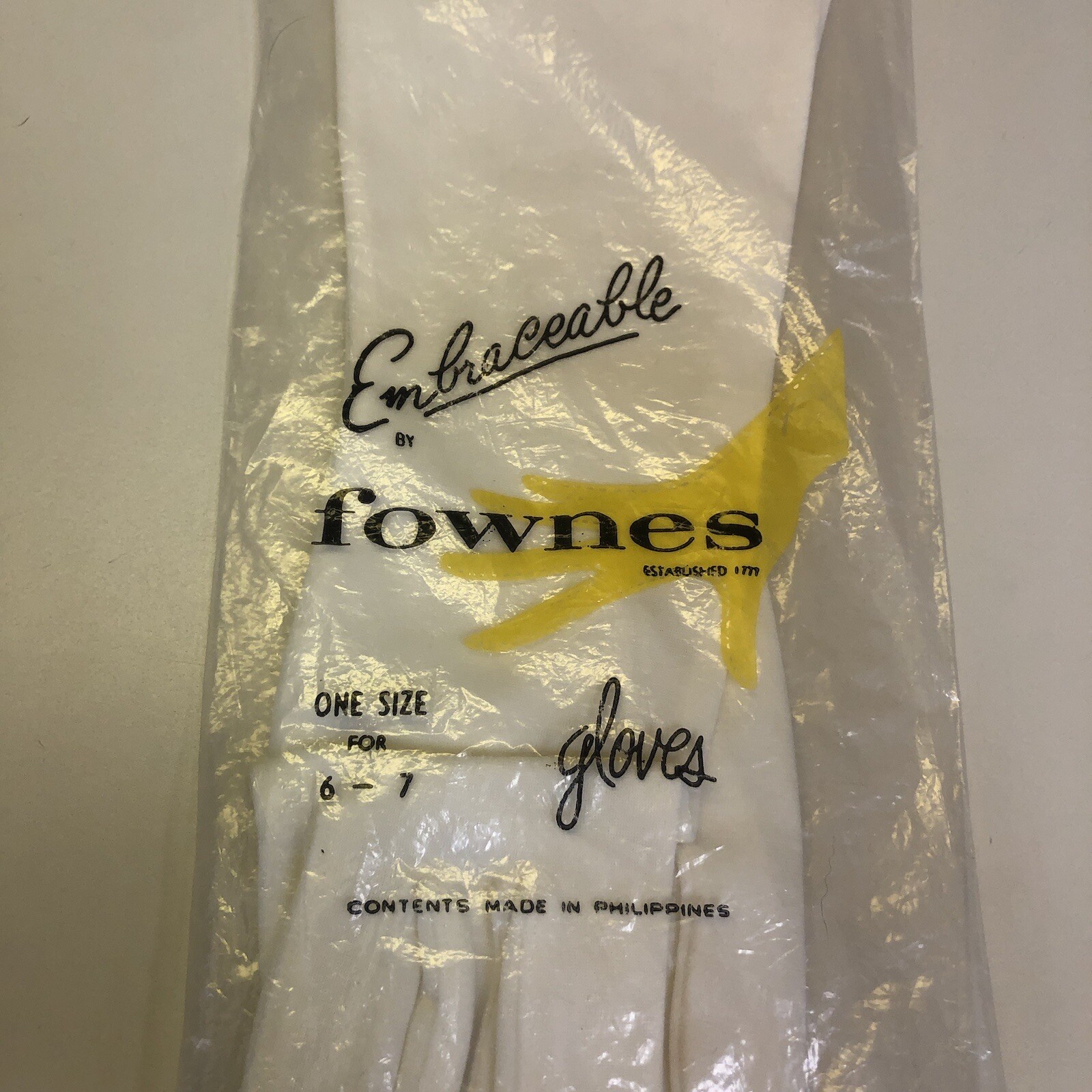 VINTAGE WOMEN’S FOWNES EMBRACEABLE 13.5” GLOVES white SIZE 6-7 IN ORIG PKG