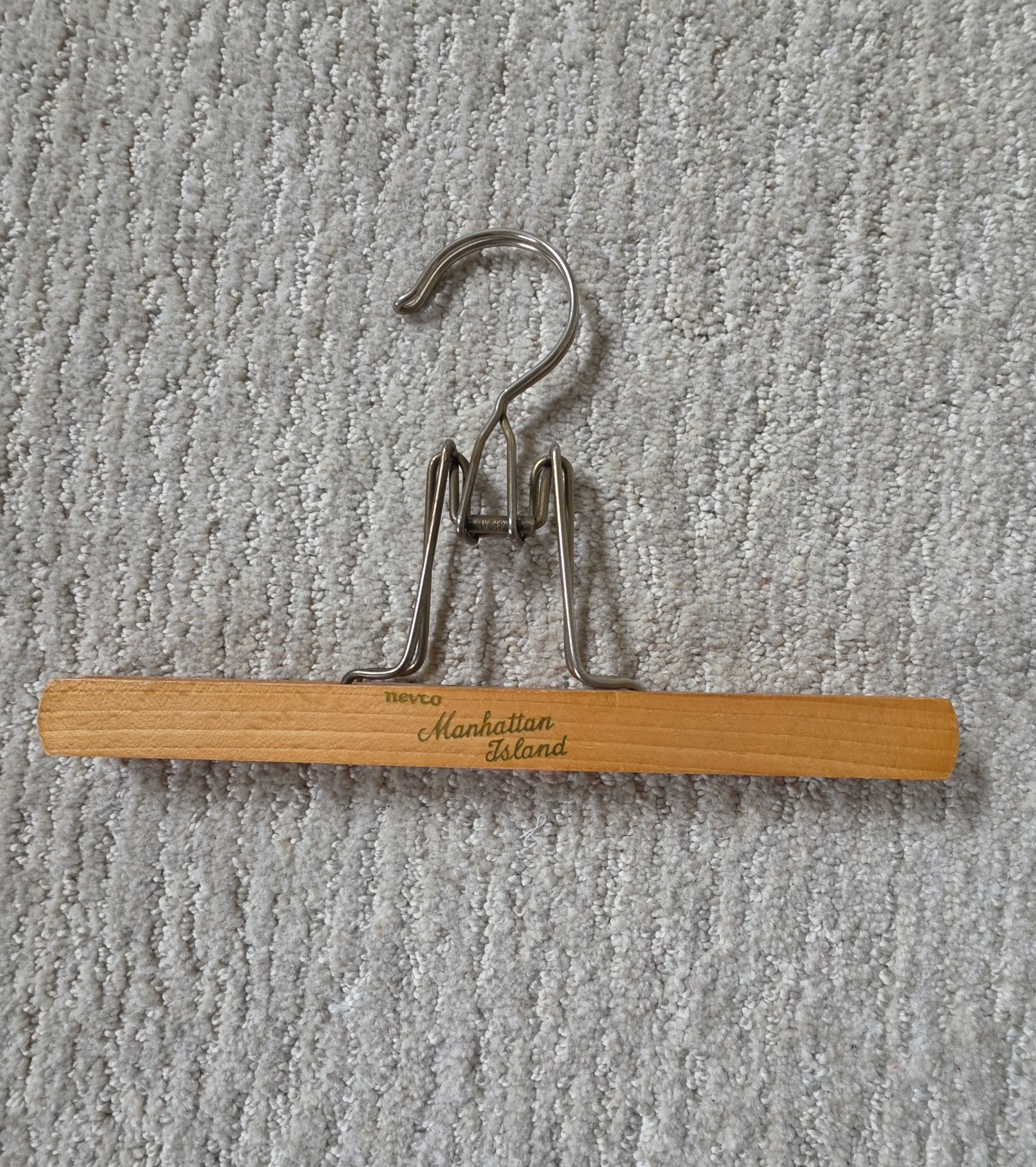 nevco Manhattan Island Wood & Metal Clamp pants/skirt Hanger Red Felt W. Germany