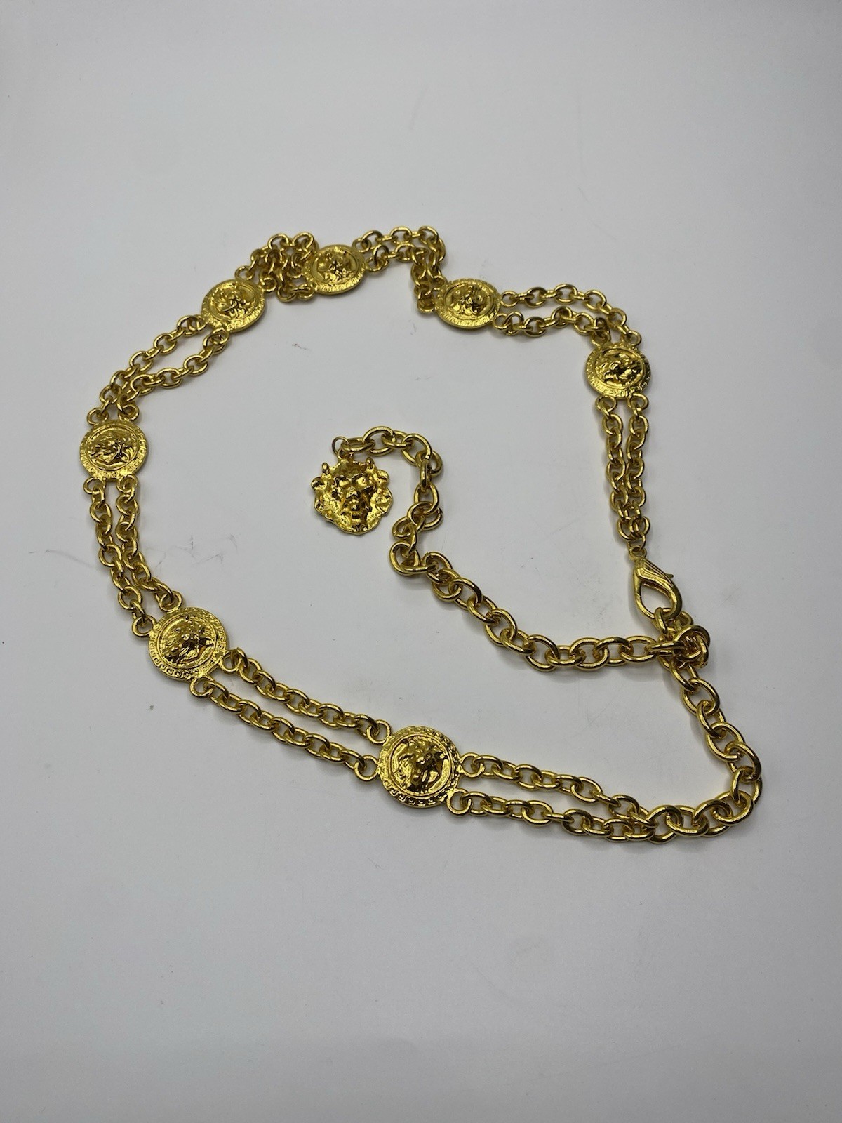 Vntg Belt, Gold Toned Lion Head Medallion about 41in long