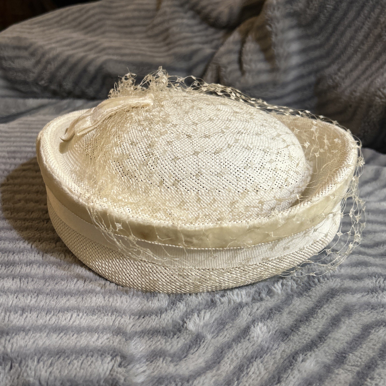 Vintage Off White Ladies Pillbox Hat W/Lace Netting