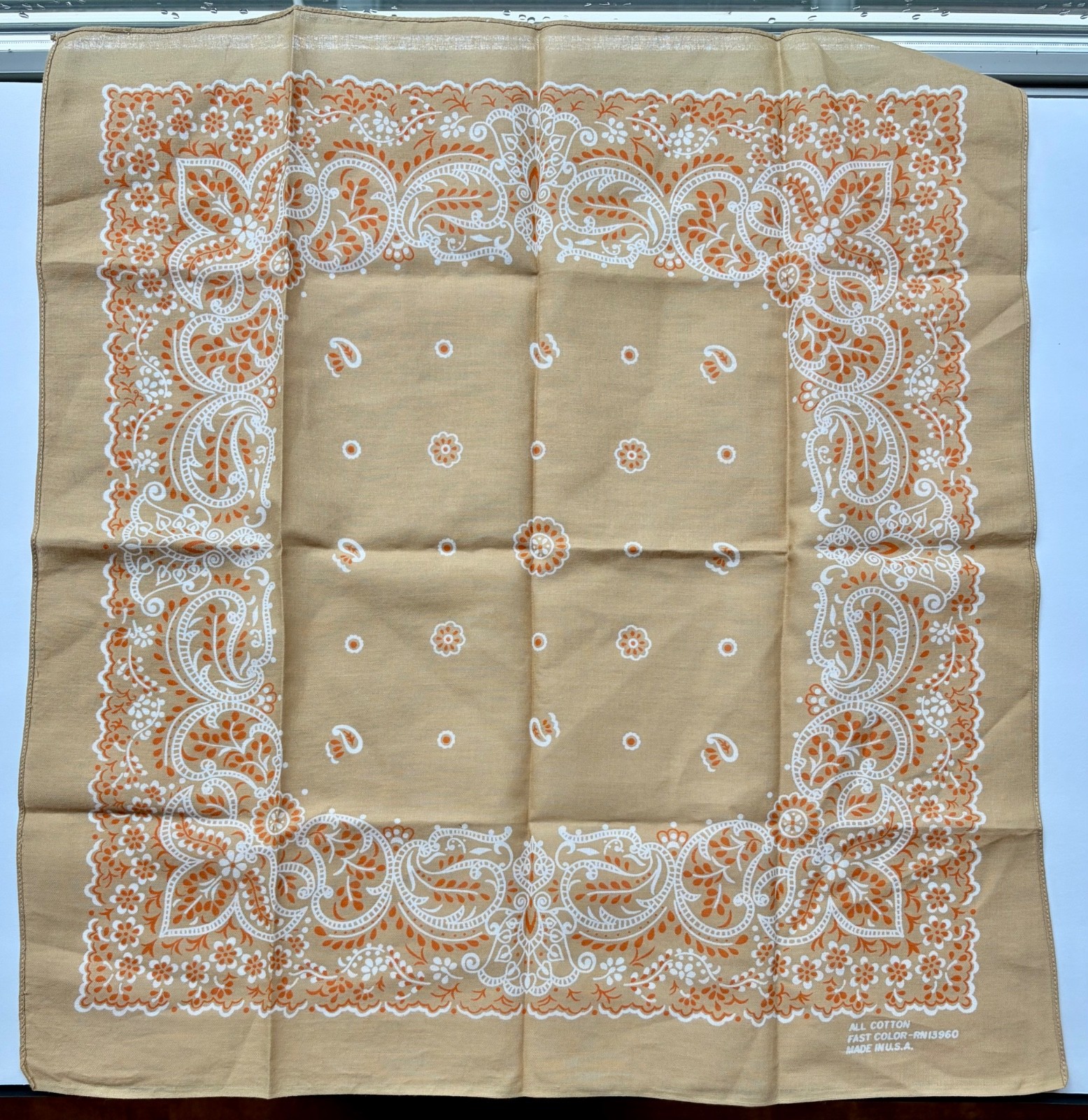 Vintage All Cotton RN 13960 Fast Color Tan,Orang BANDANA Flowers USA 21″ x 20.5″