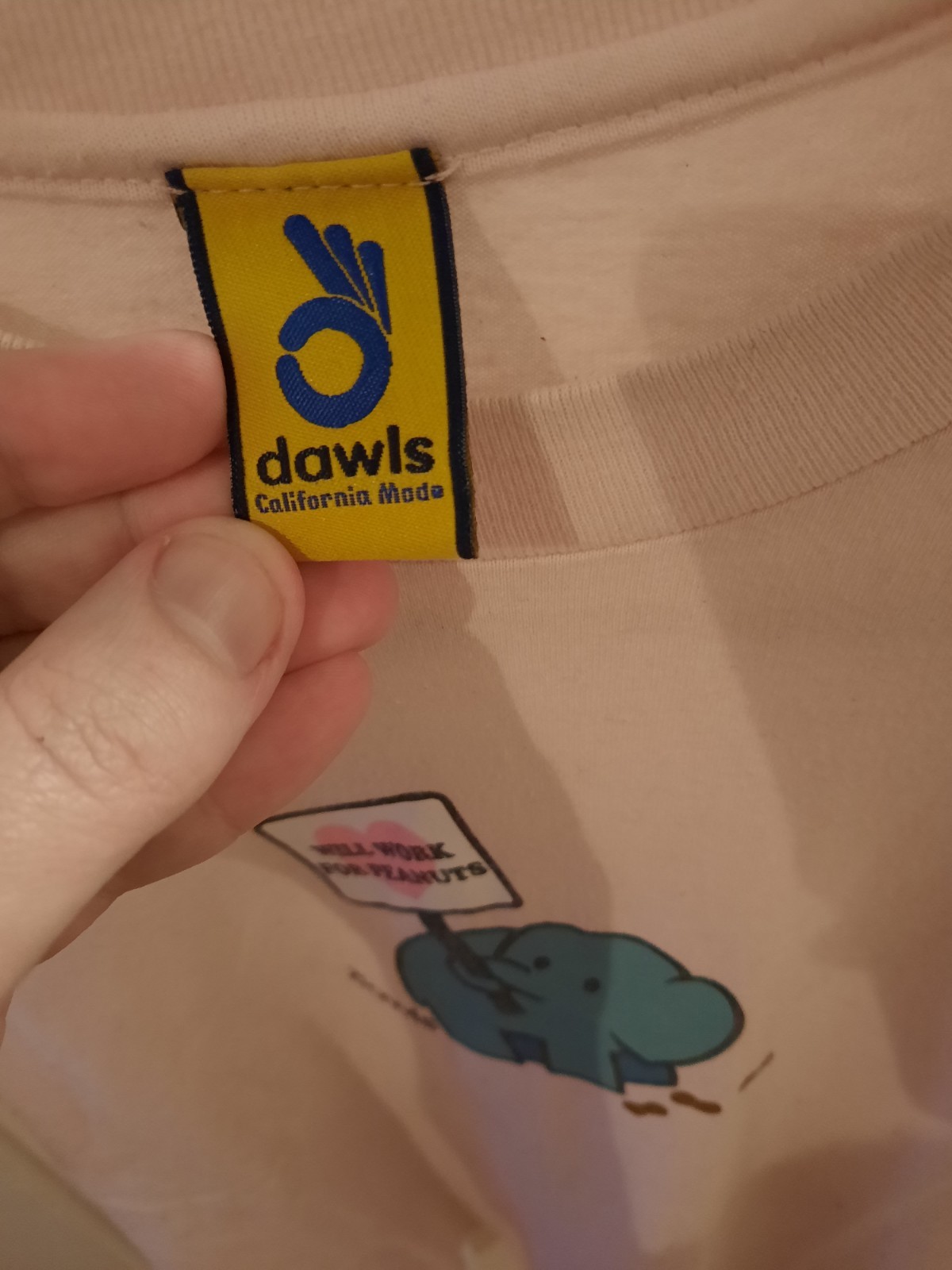 Vintage 90s Dawls T-shirt – Elephant And Peanuts – 19 Inches Across