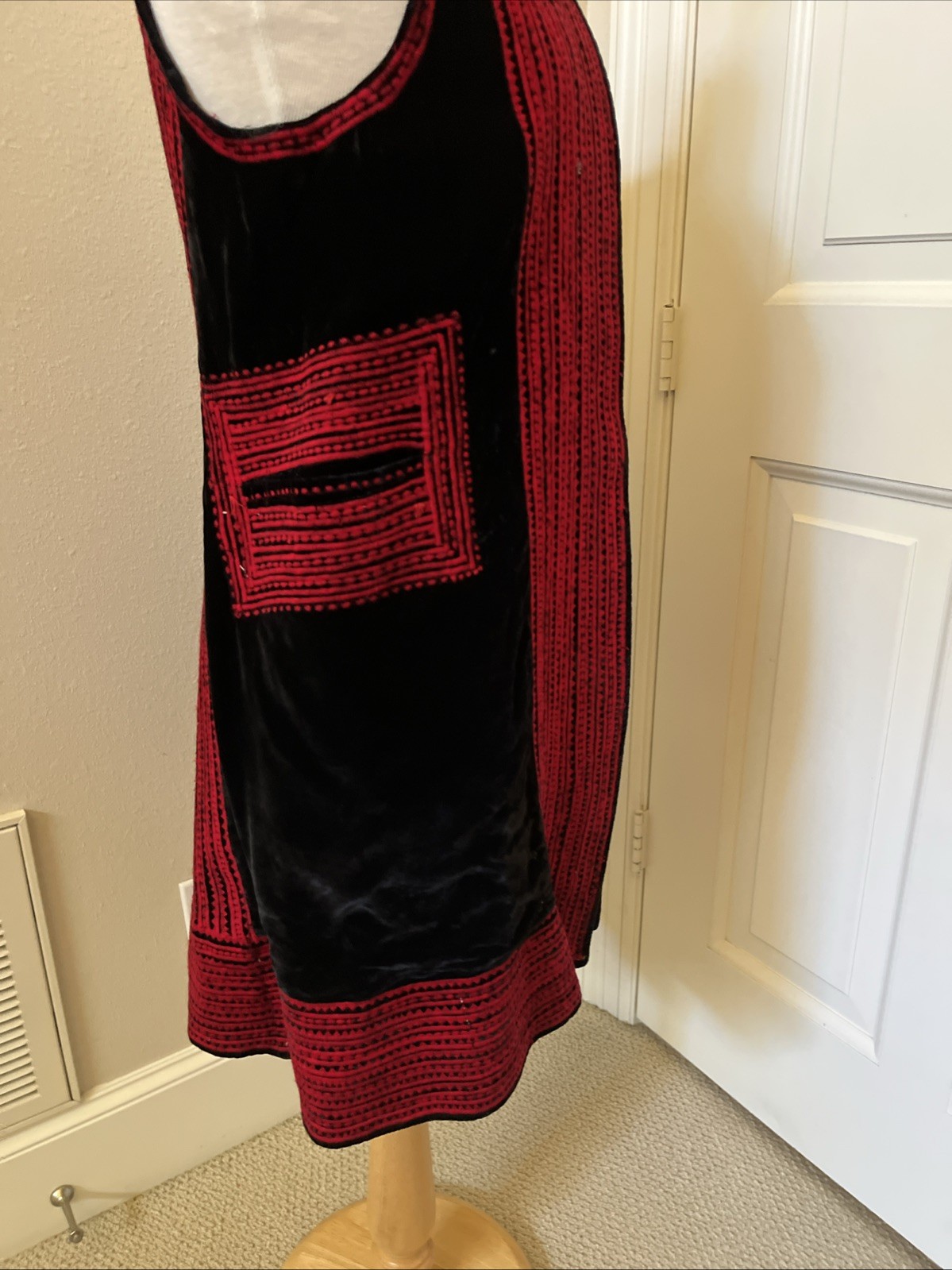 Vintage Palestinian Tatreez Velvet Vest – Mid-Century Long Couching Embroidered