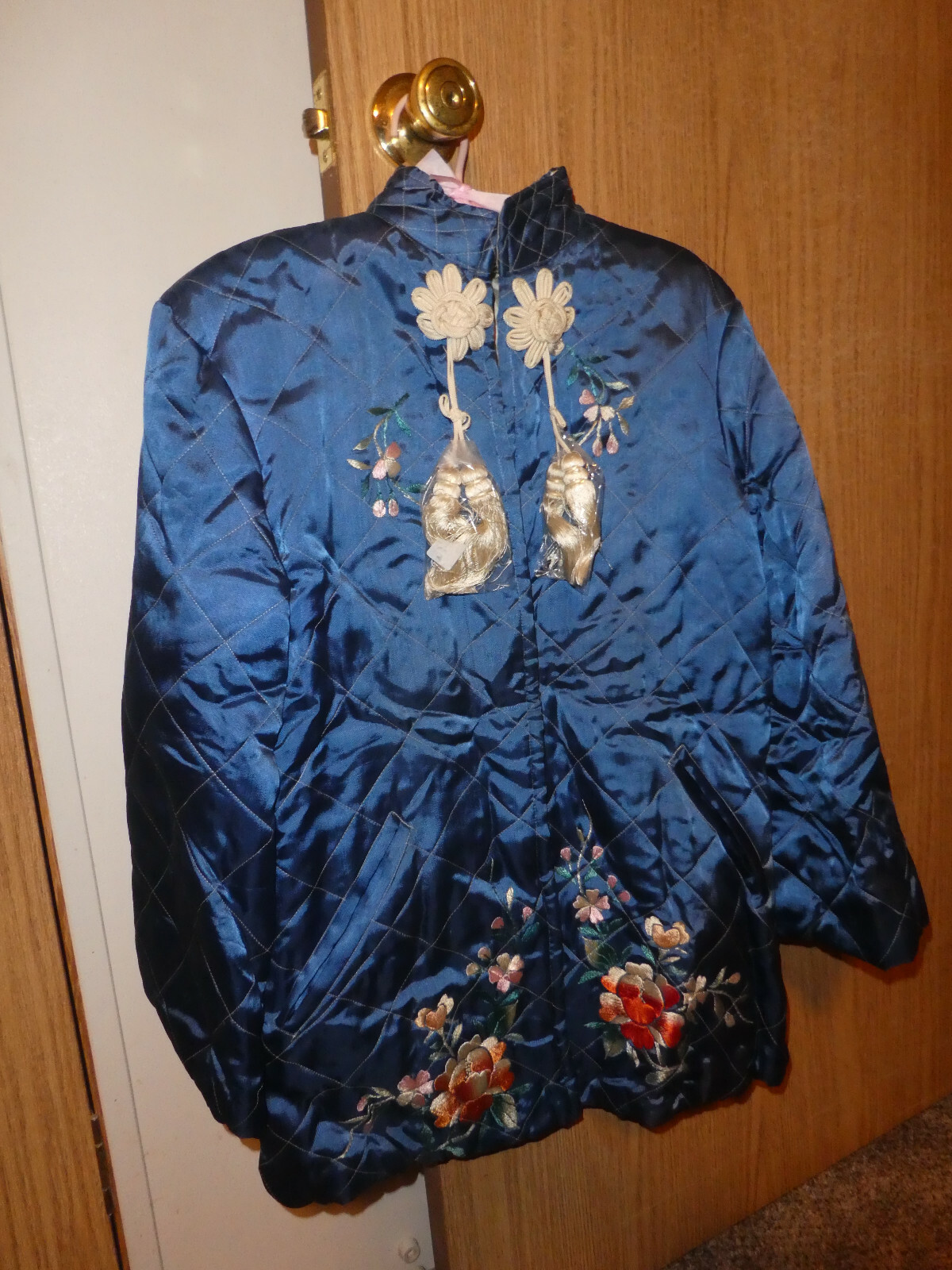 VTG WOMENS Quilted FLORAL EMBROIDERED DETAIL KOREA Souvenir LOUNGING Robe Coat